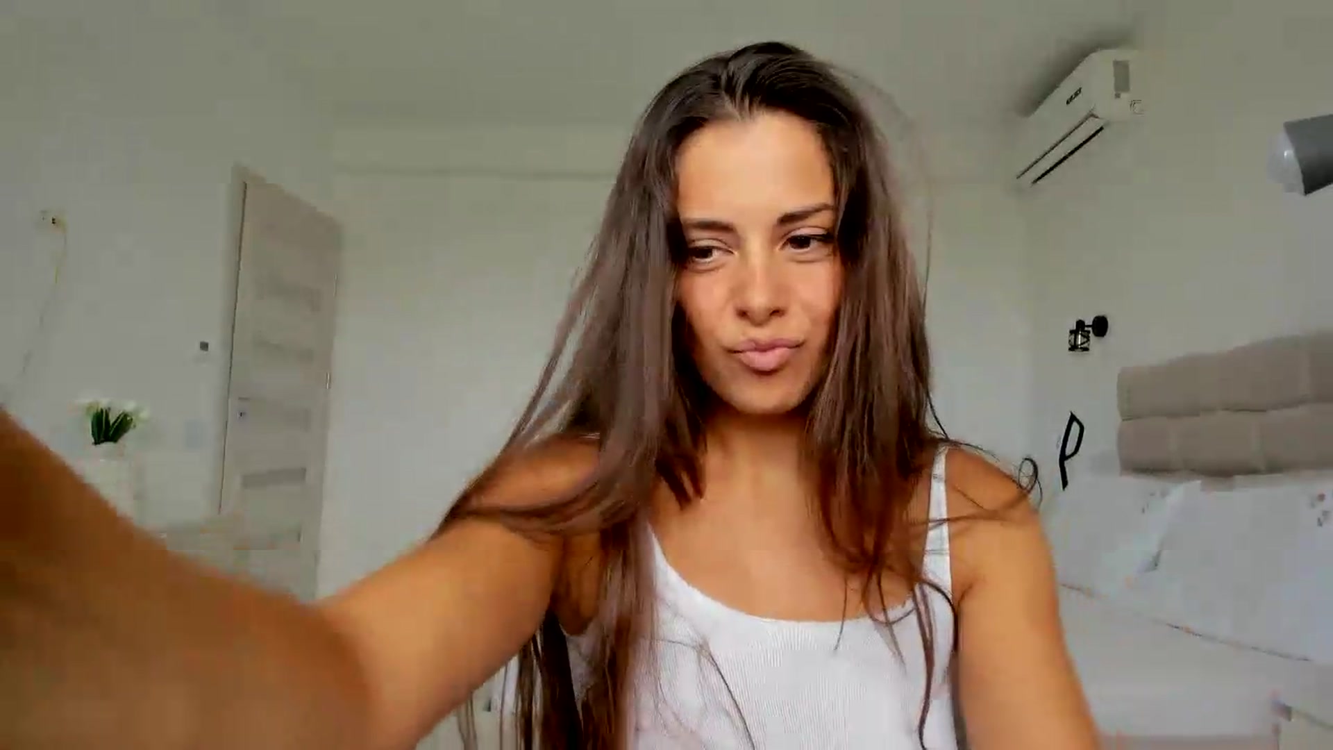 Gallery image thumbnail from Krys_'s myfreecams stream on, 08/09/2026, 08:39 image 16 of 20