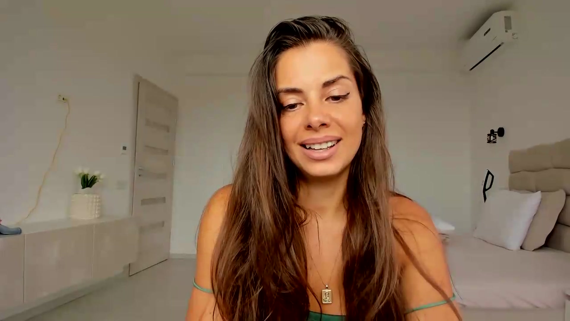 Gallery image thumbnail from Krys_'s myfreecams stream on, 08/13/2026, 07:21 image 15 of 20