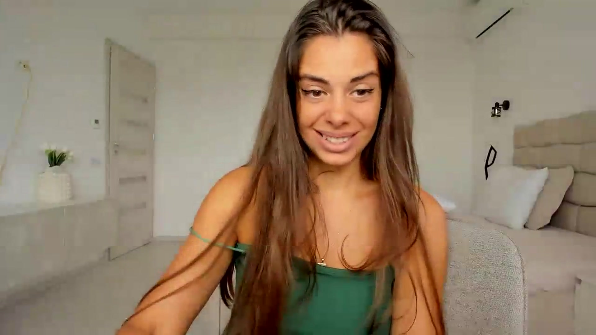 Gallery image thumbnail from Krys_'s myfreecams stream on, 08/13/2026, 07:21 image 12 of 20
