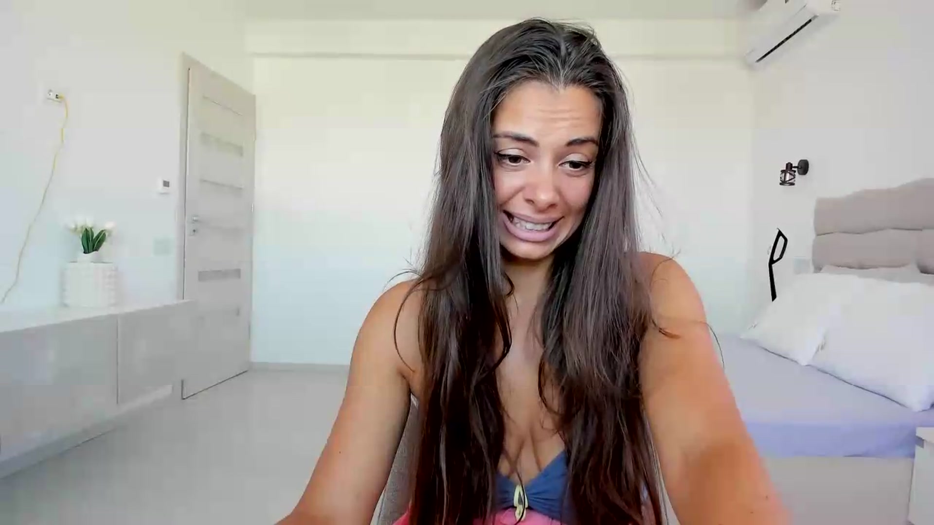 Gallery image thumbnail from Krys_'s myfreecams stream on, 08/17/2026, 07:08 image 15 of 20