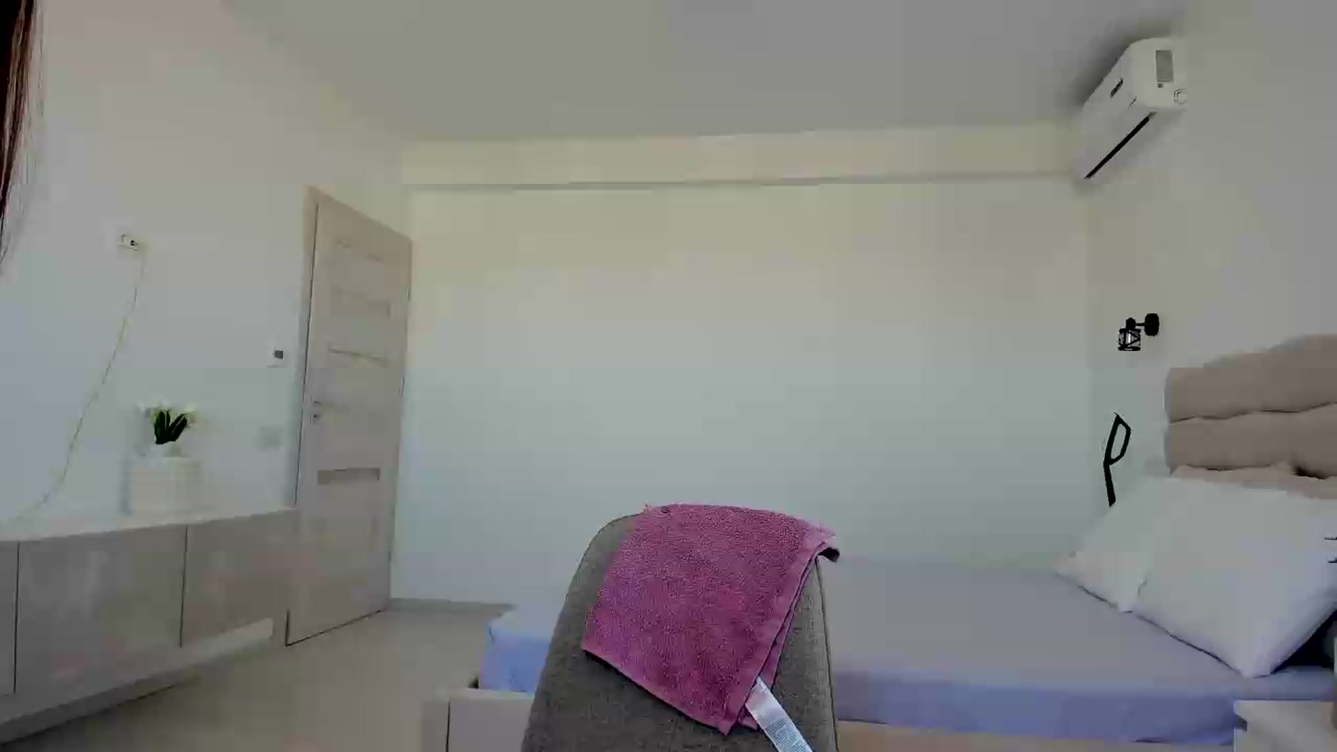 Gallery image thumbnail from Krys_'s myfreecams stream on, 08/17/2026, 07:08 image 4 of 20