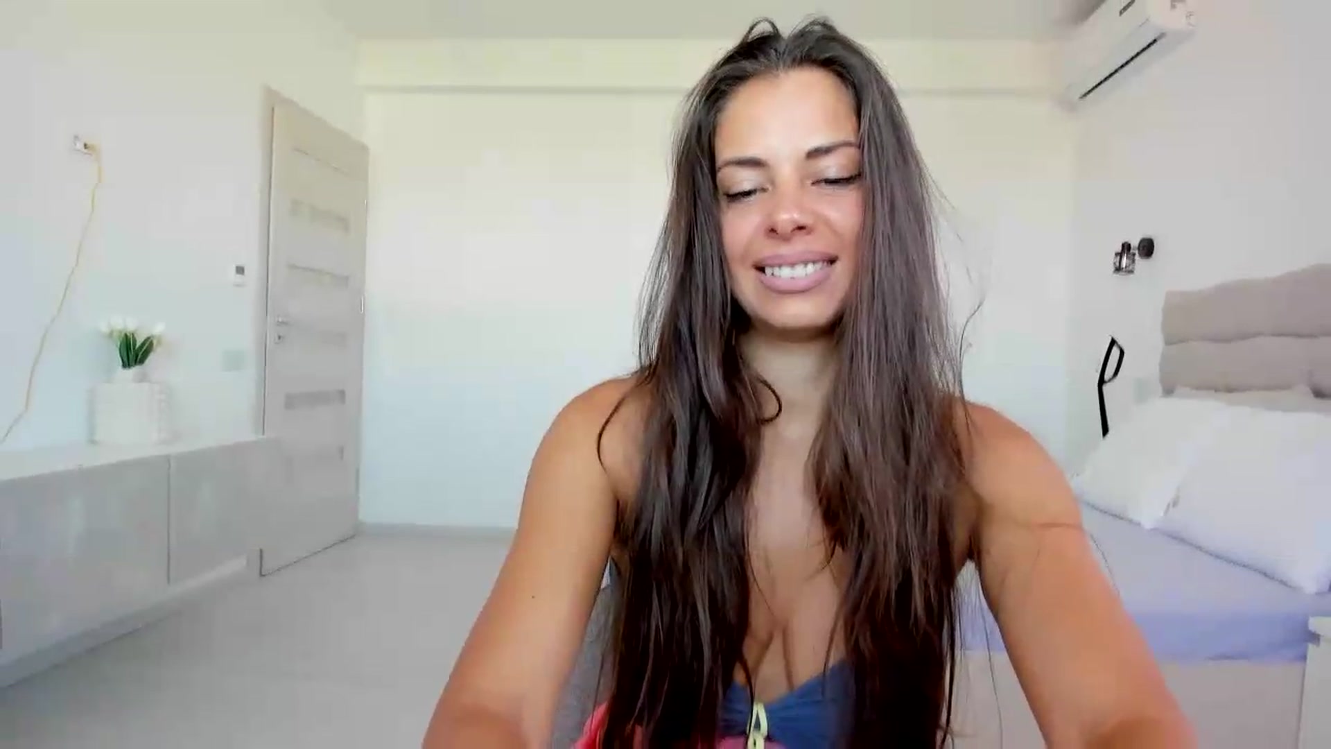 Gallery image thumbnail from Krys_'s myfreecams stream on, 08/17/2026, 07:08 image 14 of 20