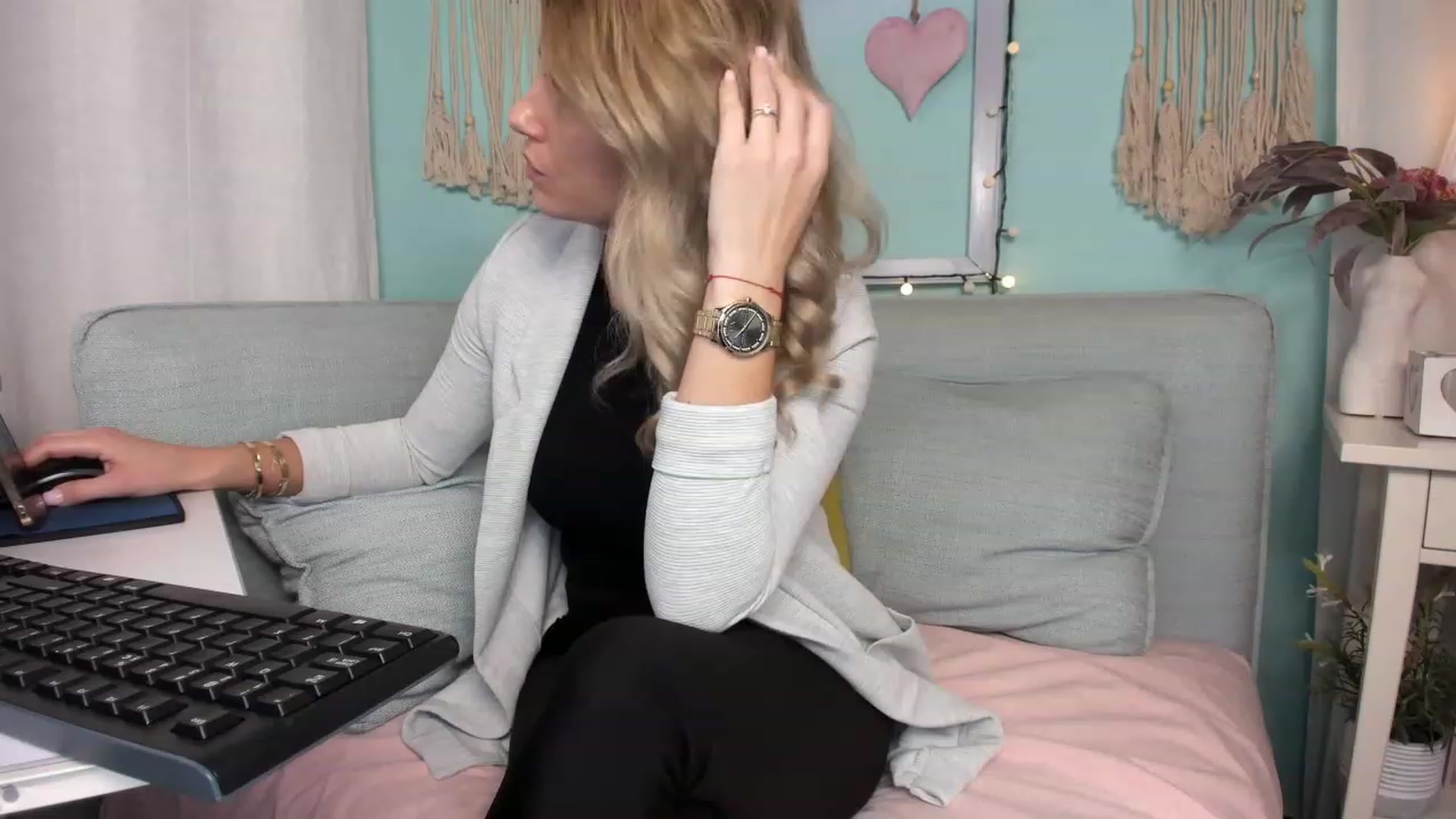 Gallery image thumbnail from KrystalByjou's myfreecams stream on, 01/20/2023, 08:31 image 2 of 20