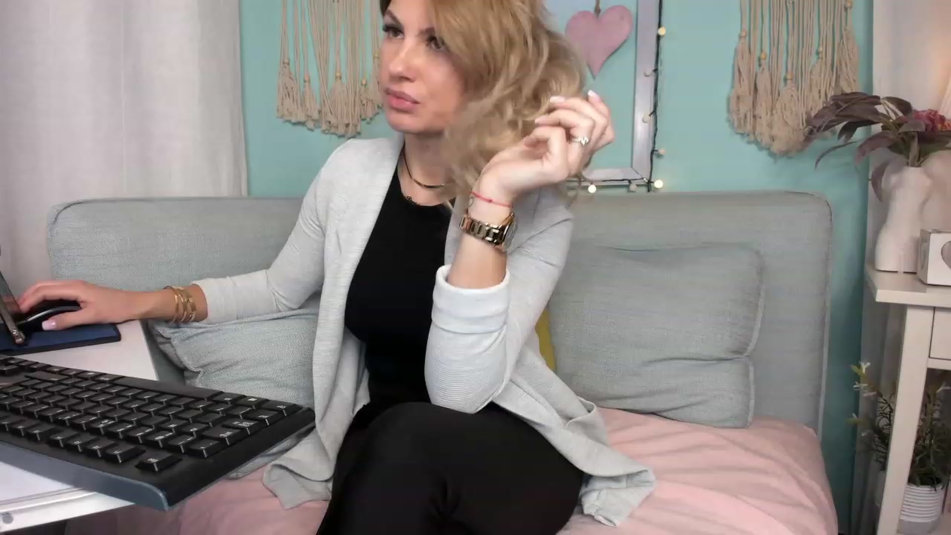 Gallery image thumbnail from KrystalByjou's myfreecams stream on, 01/20/2023, 08:31 image 7 of 20