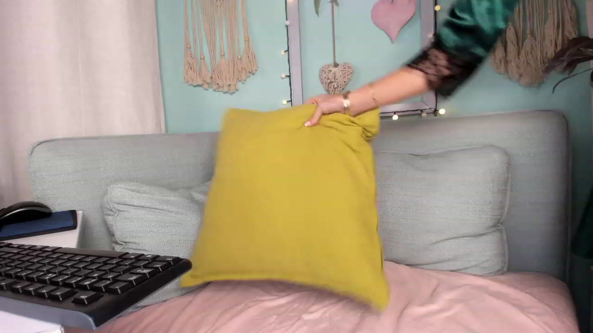 Gallery image thumbnail from KrystalByjou's myfreecams stream on, 01/21/2023, 10:18 image 19 of 20
