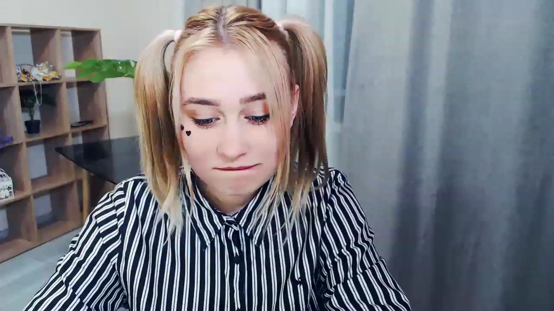 Gallery image thumbnail from Kukla_kolduna's myfreecams stream on, 02/20/2023, 16:38 image 12 of 20