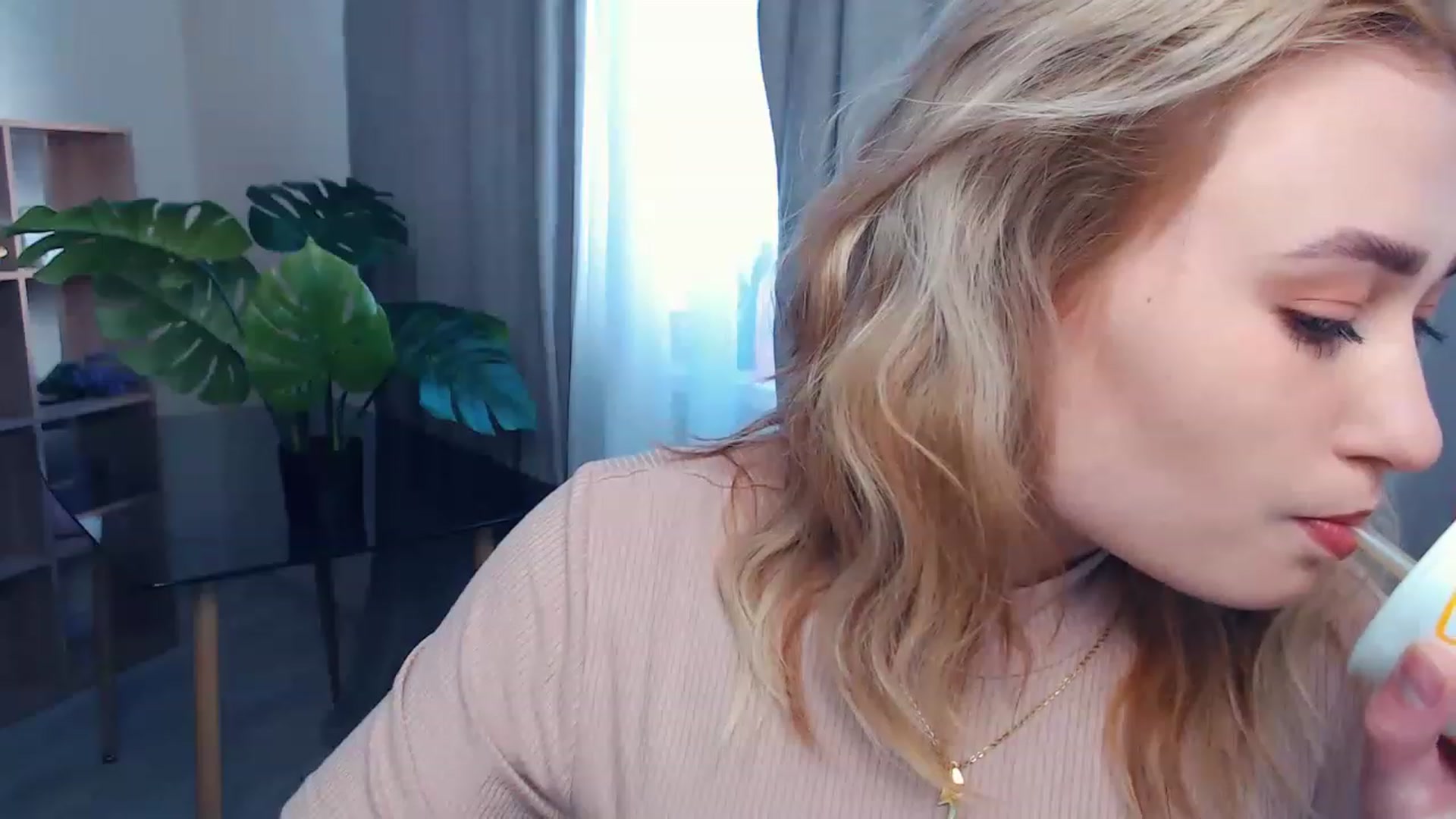 Gallery image thumbnail from Kukla_kolduna's myfreecams stream on, 05/01/2023, 16:00 image 15 of 20