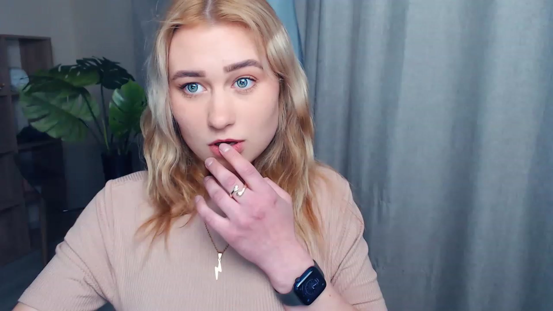 Gallery image thumbnail from Kukla_kolduna's myfreecams stream on, 05/01/2023, 17:42 image 12 of 20