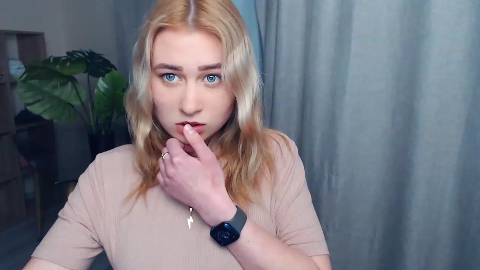 Gallery image thumbnail from Kukla_kolduna's myfreecams stream on, 05/01/2023, 17:42 image 18 of 20