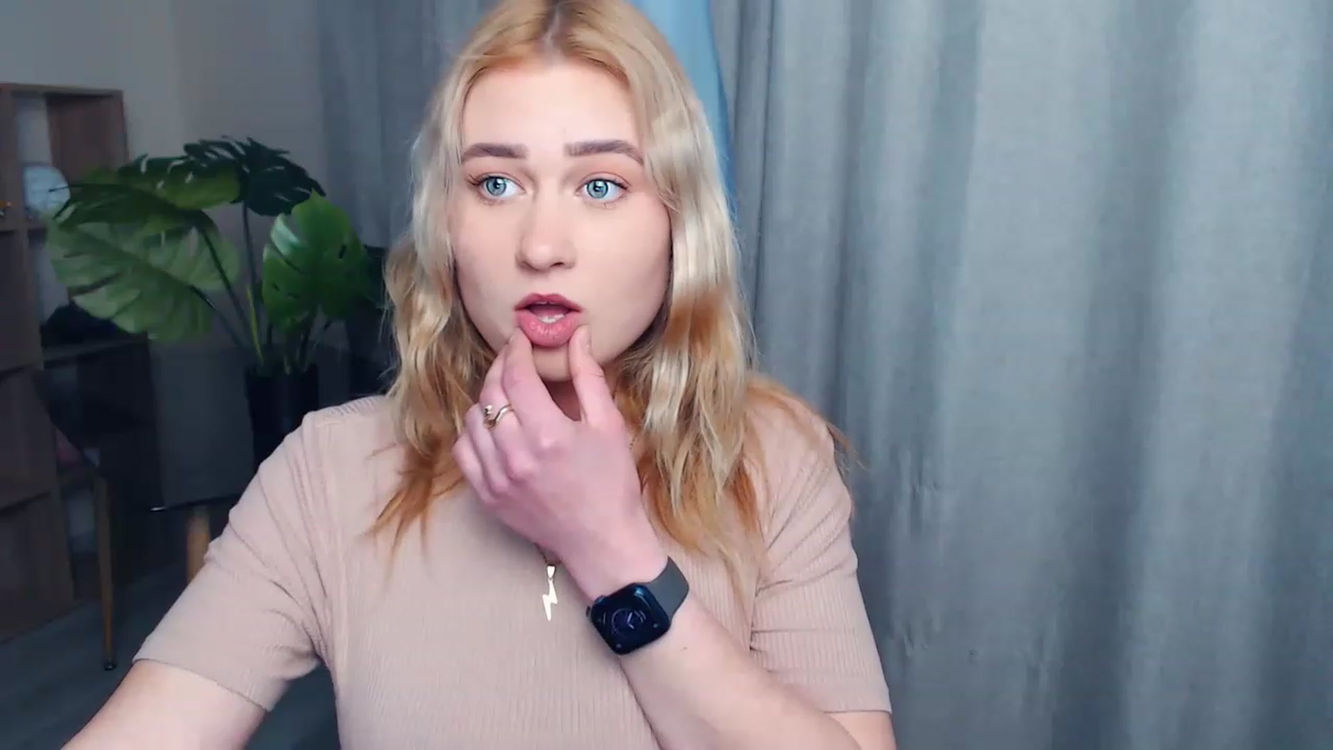 Gallery image thumbnail from Kukla_kolduna's myfreecams stream on, 05/01/2023, 17:42 image 4 of 20