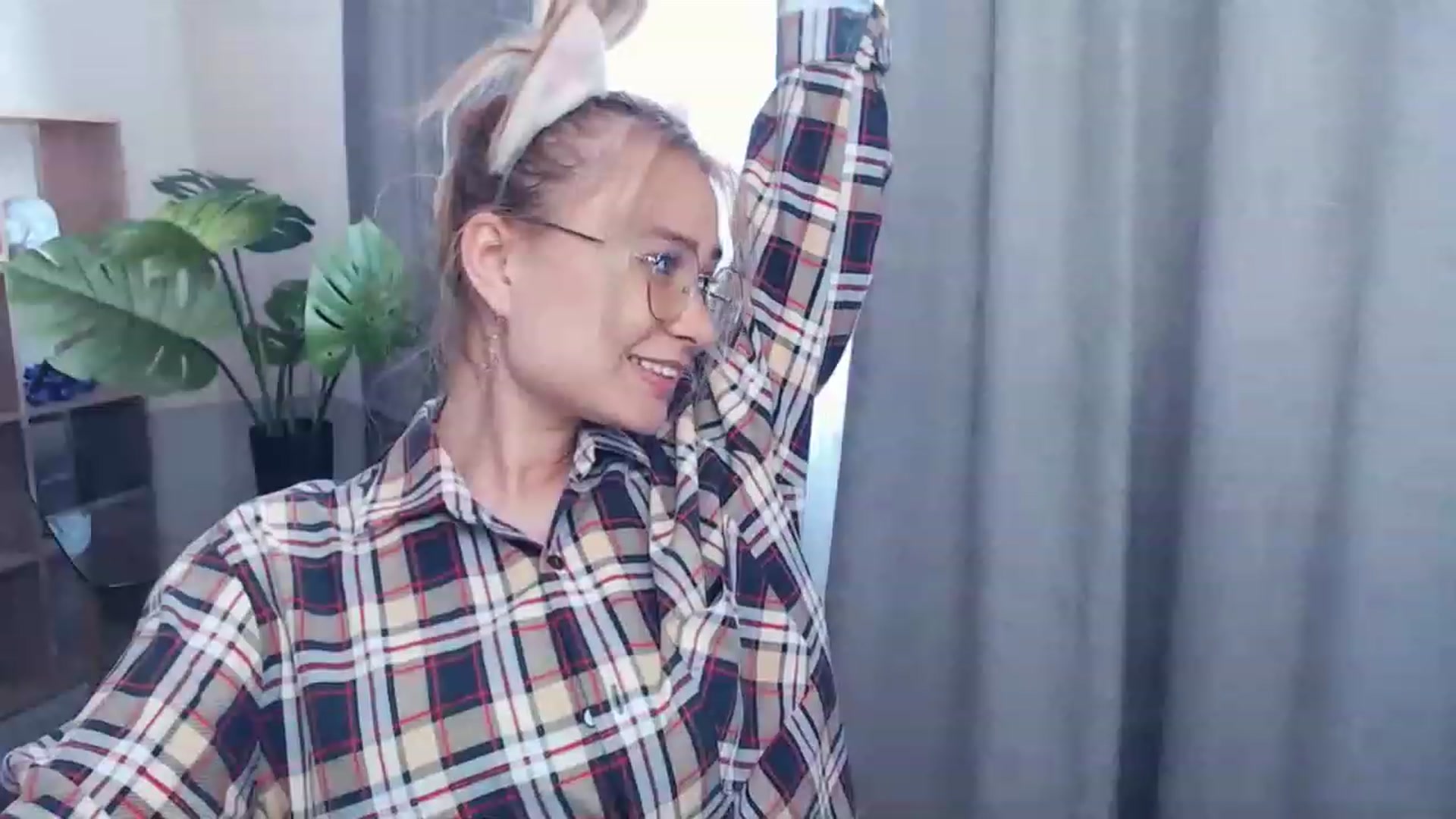 Gallery image thumbnail from Kukla_kolduna's myfreecams stream on, 05/19/2023, 14:13 image 3 of 20