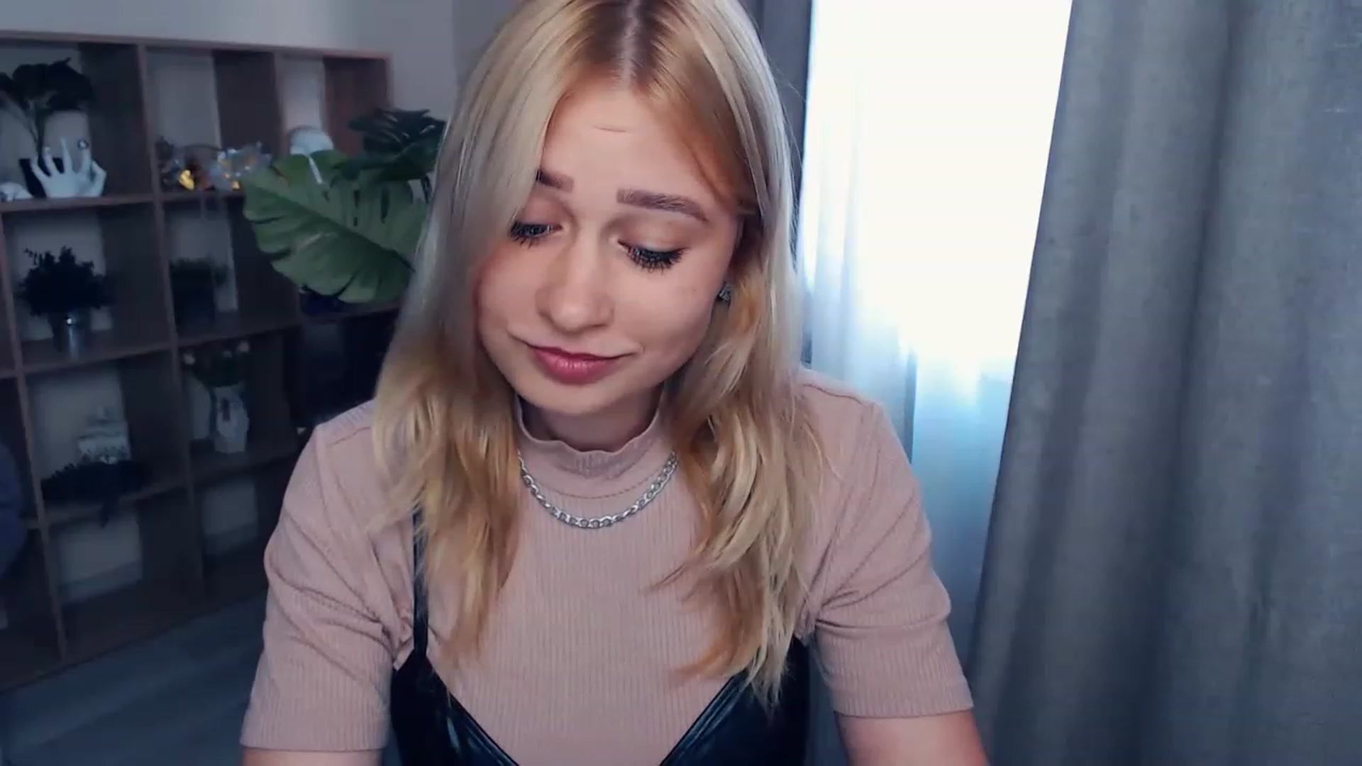 Gallery image thumbnail from Kukla_kolduna's myfreecams stream on, 06/17/2023, 16:51 image 16 of 20