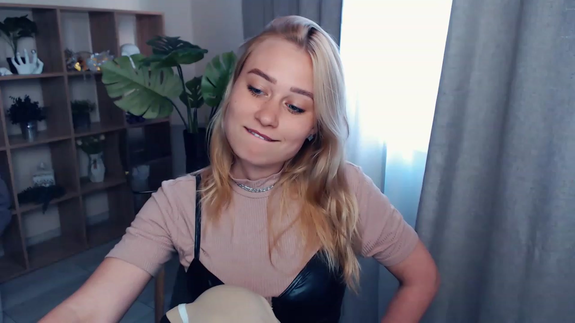 Gallery image thumbnail from Kukla_kolduna's myfreecams stream on, 06/17/2023, 16:51 image 10 of 20
