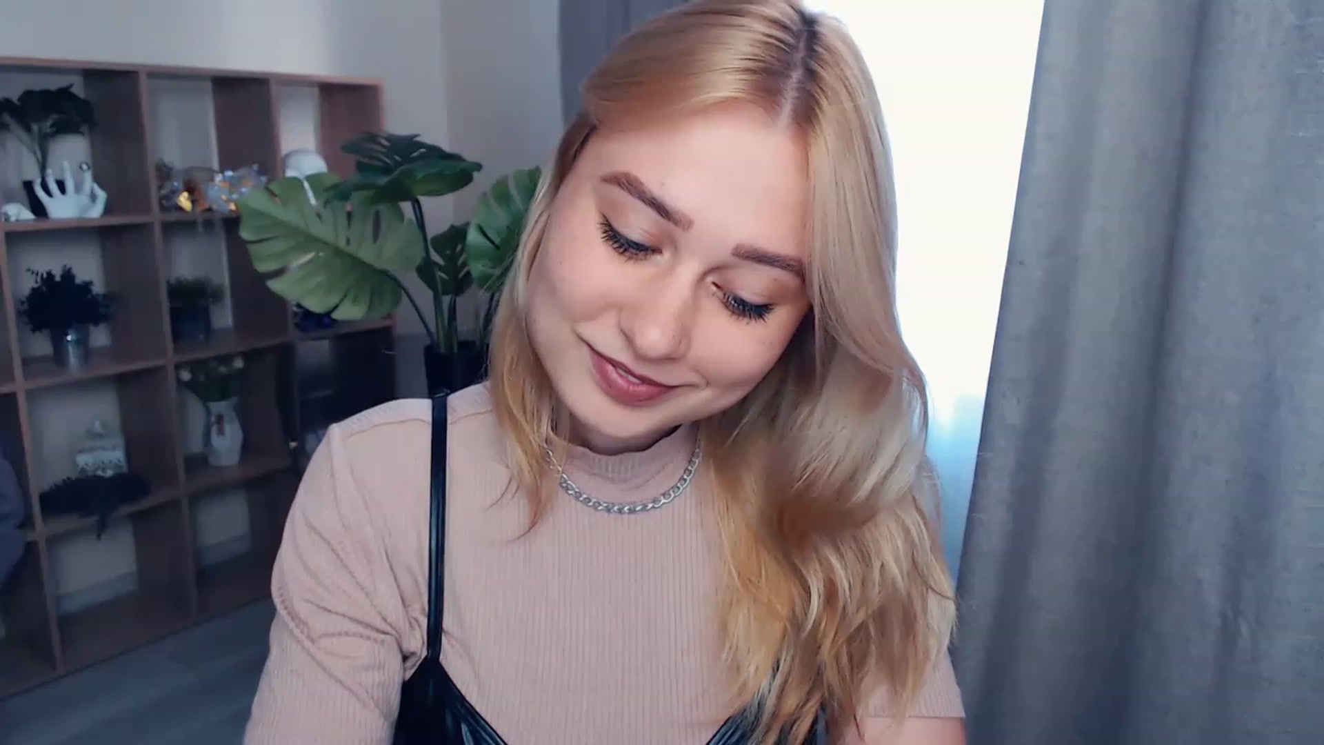 Gallery image thumbnail from Kukla_kolduna's myfreecams stream on, 06/17/2023, 16:51 image 5 of 20