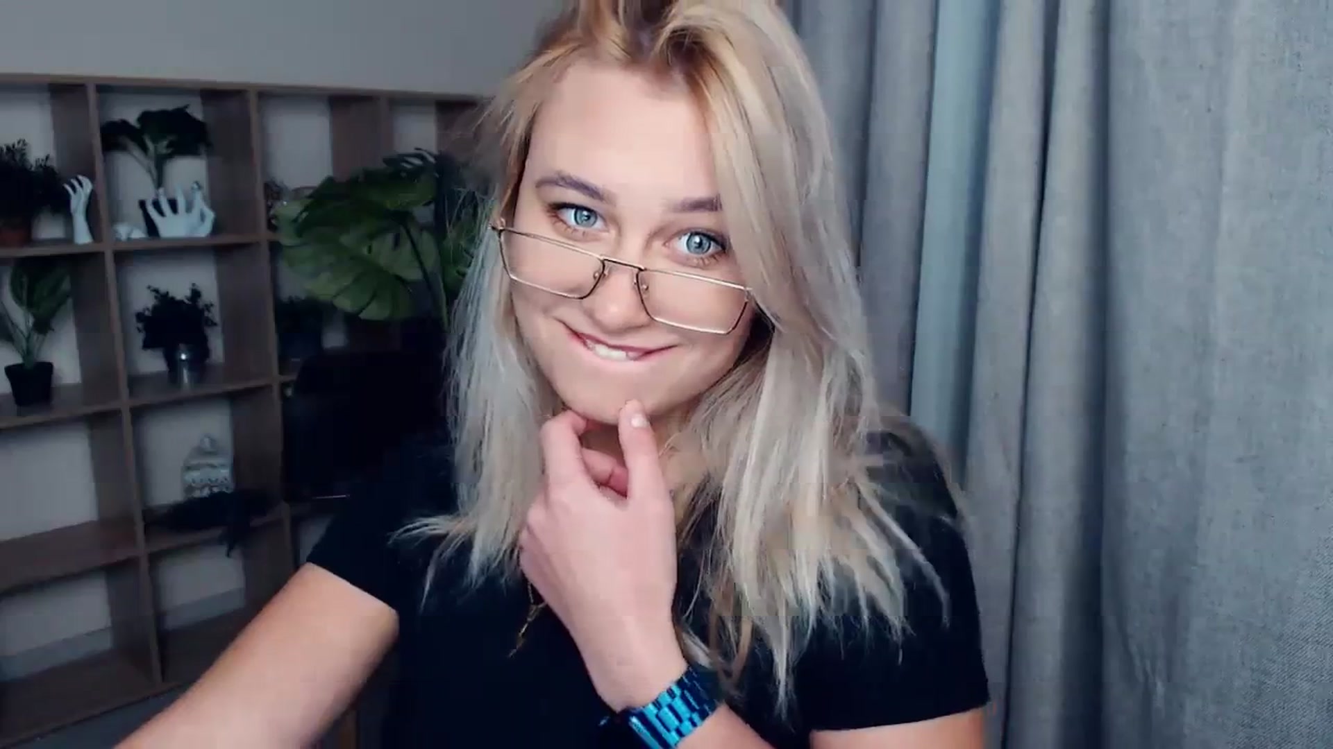 Gallery image thumbnail from Kukla_kolduna's myfreecams stream on, 10/08/2023, 16:09 image 7 of 20