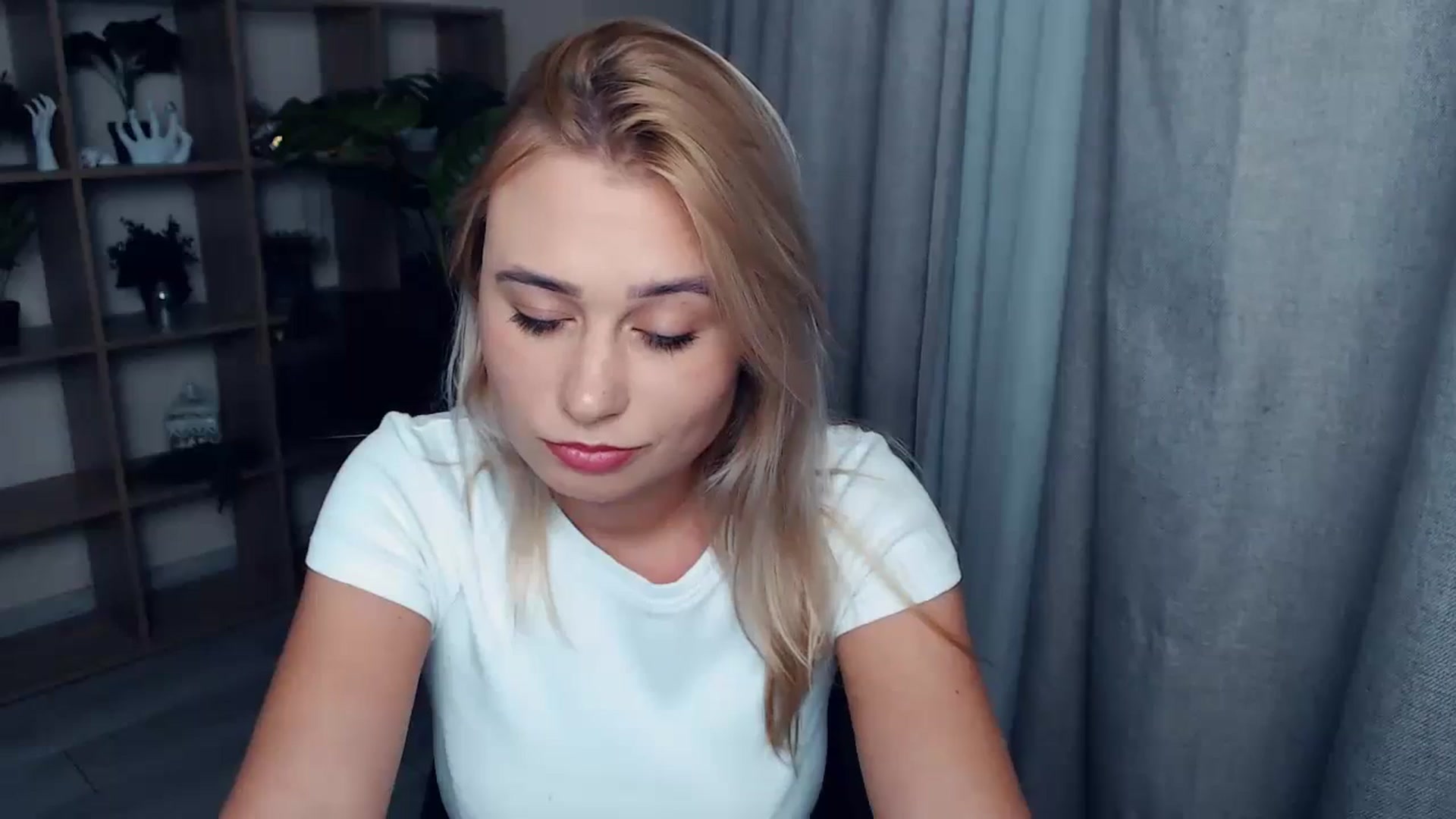 Gallery image thumbnail from Kukla_kolduna's myfreecams stream on, 10/13/2023, 16:41 image 16 of 20