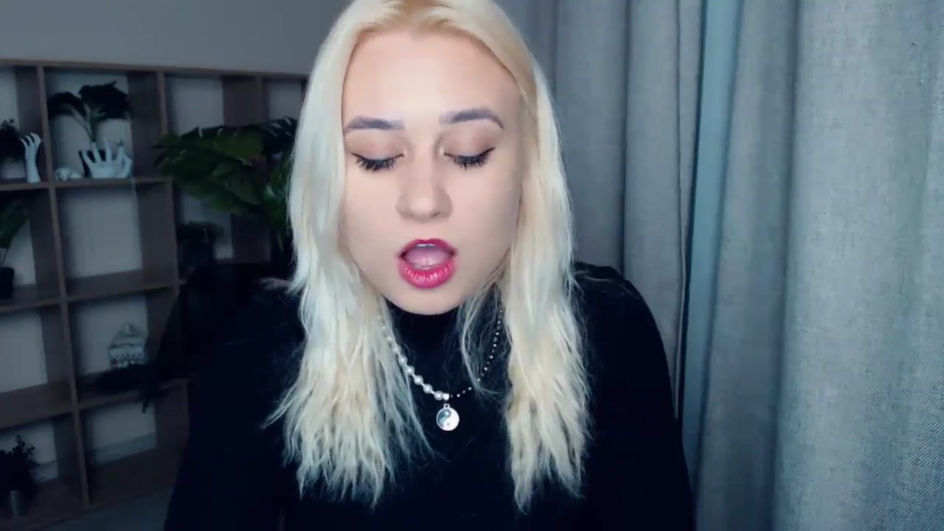 Gallery image thumbnail from Kukla_kolduna's myfreecams stream on, 12/21/2023, 18:40 image 16 of 20