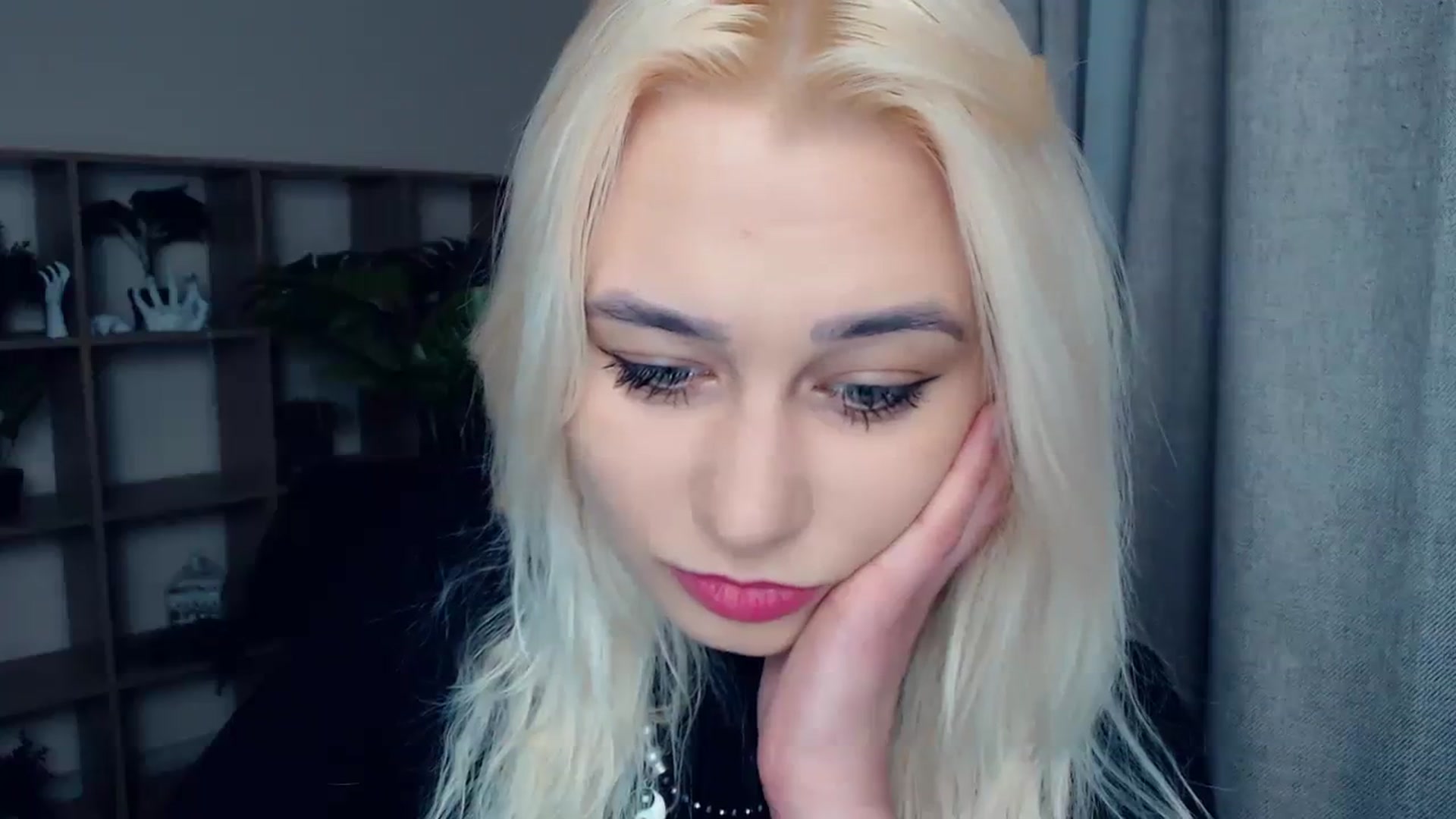 Gallery image thumbnail from Kukla_kolduna's myfreecams stream on, 12/21/2023, 18:40 image 9 of 20