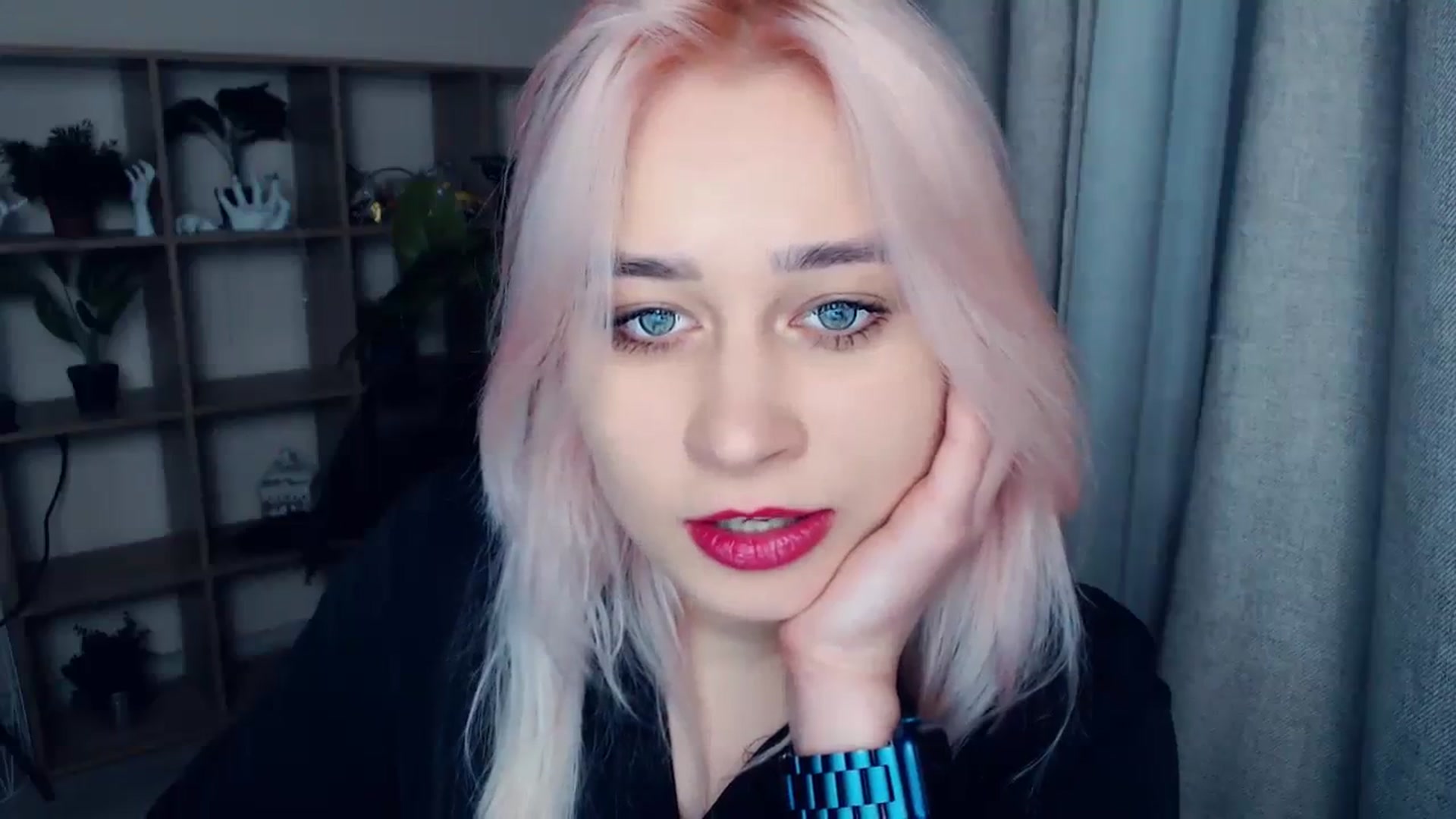 Gallery image thumbnail from Kukla_kolduna's myfreecams stream on, 12/25/2023, 17:42 image 12 of 20