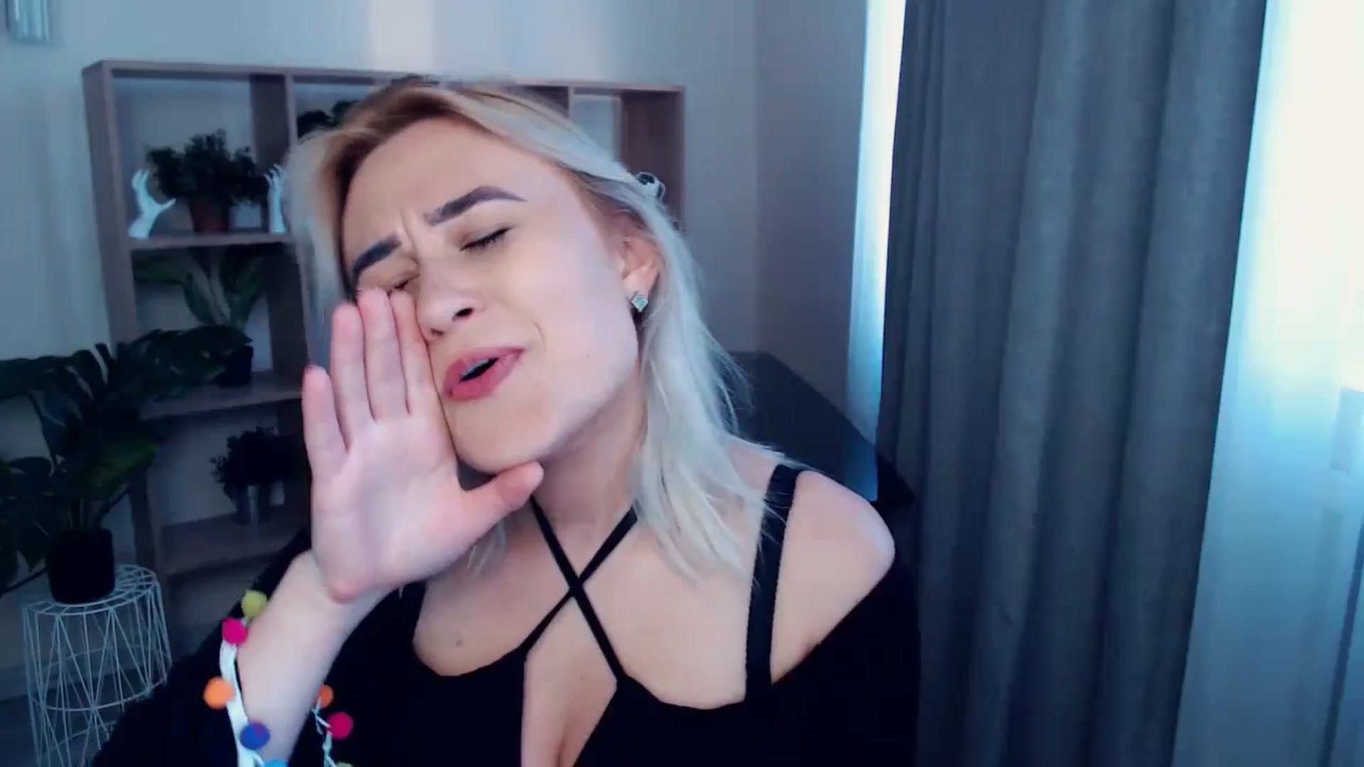 Gallery image thumbnail from Kukla_kolduna's myfreecams stream on, 05/25/2024, 17:12 image 7 of 20