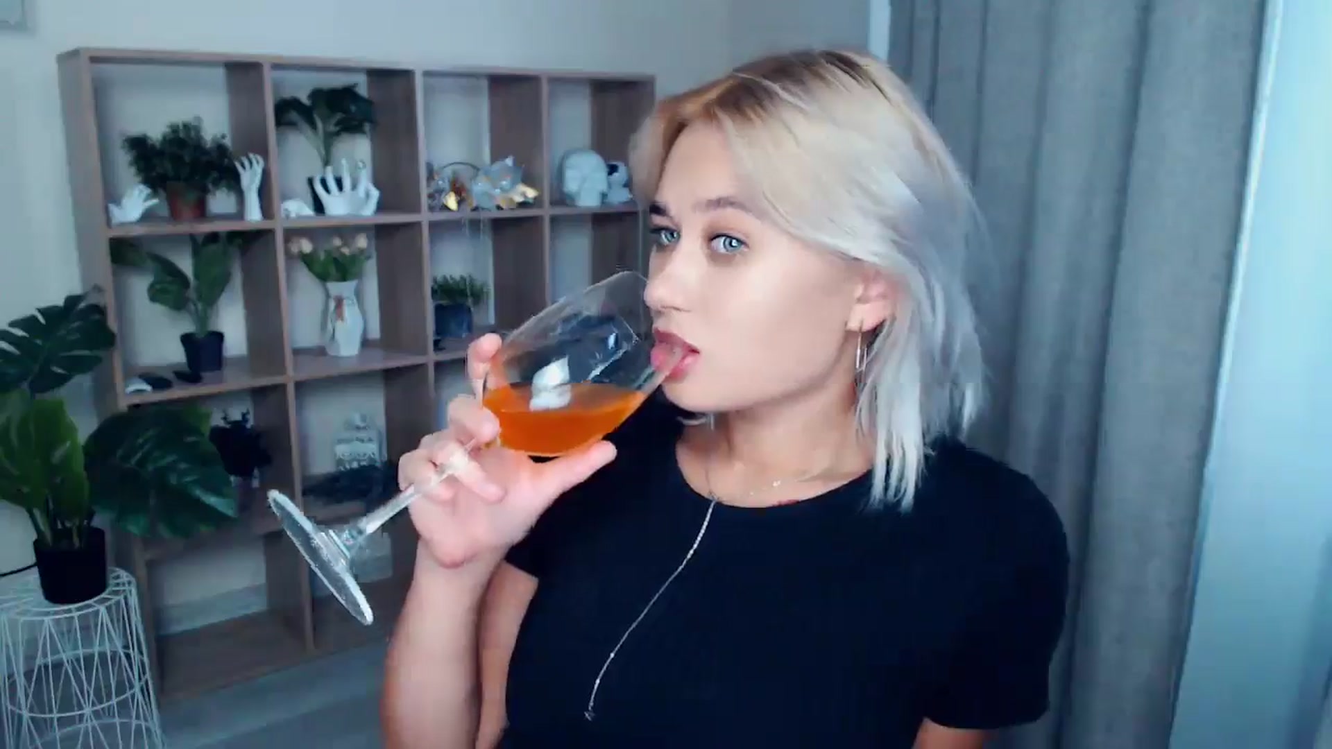 Gallery image thumbnail from Kukla_kolduna's myfreecams stream on, 08/30/2024, 17:05 image 6 of 20