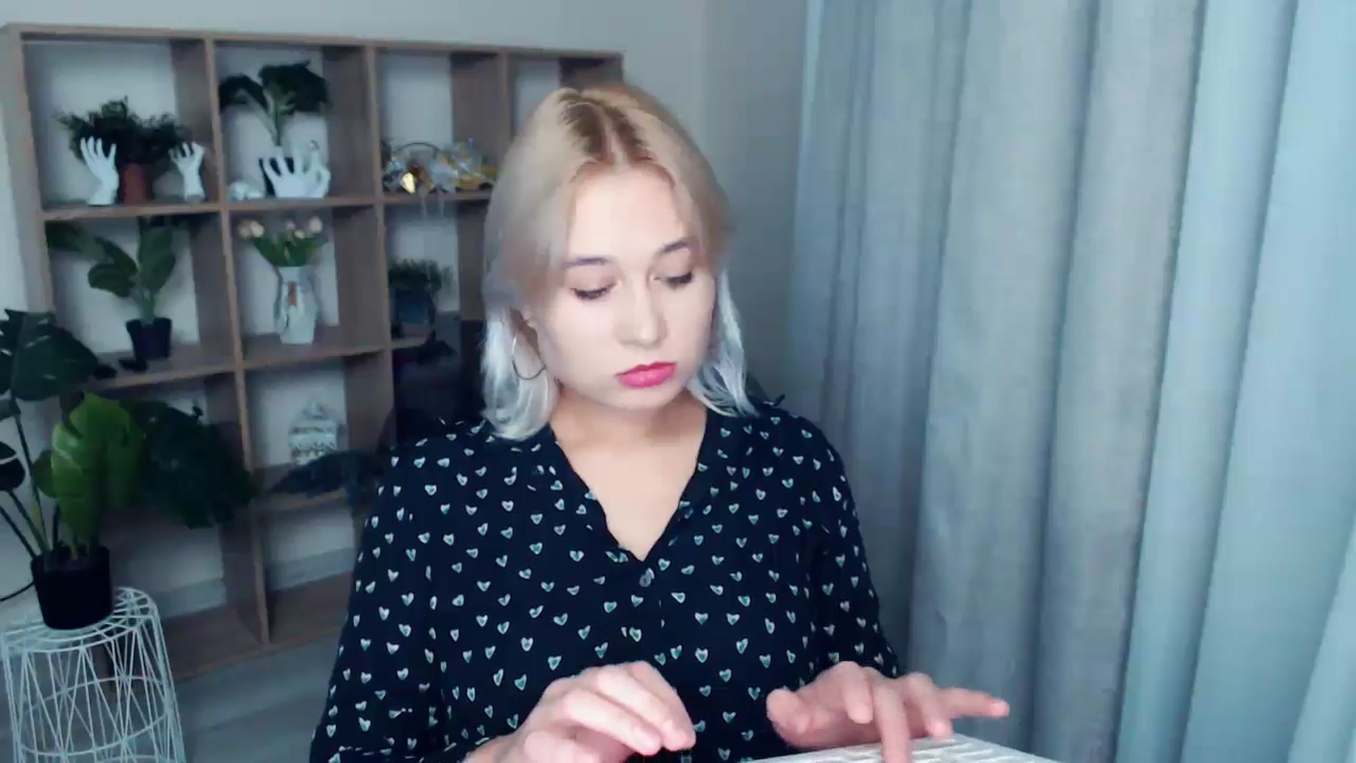 Gallery image thumbnail from Kukla_kolduna's myfreecams stream on, 10/06/2024, 18:36 image 18 of 20