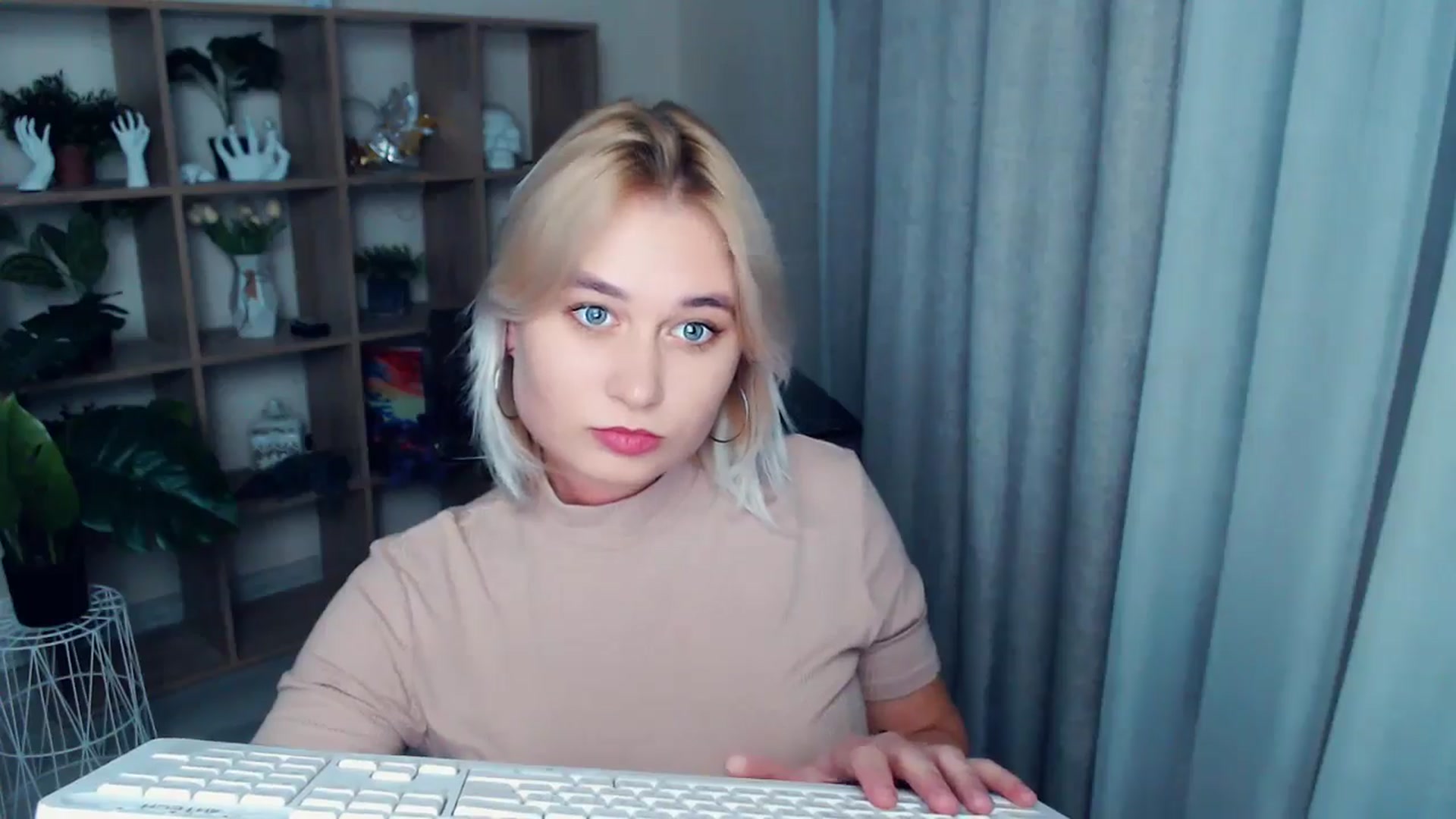 Gallery image thumbnail from Kukla_kolduna's myfreecams stream on, 10/24/2024, 17:59 image 17 of 20