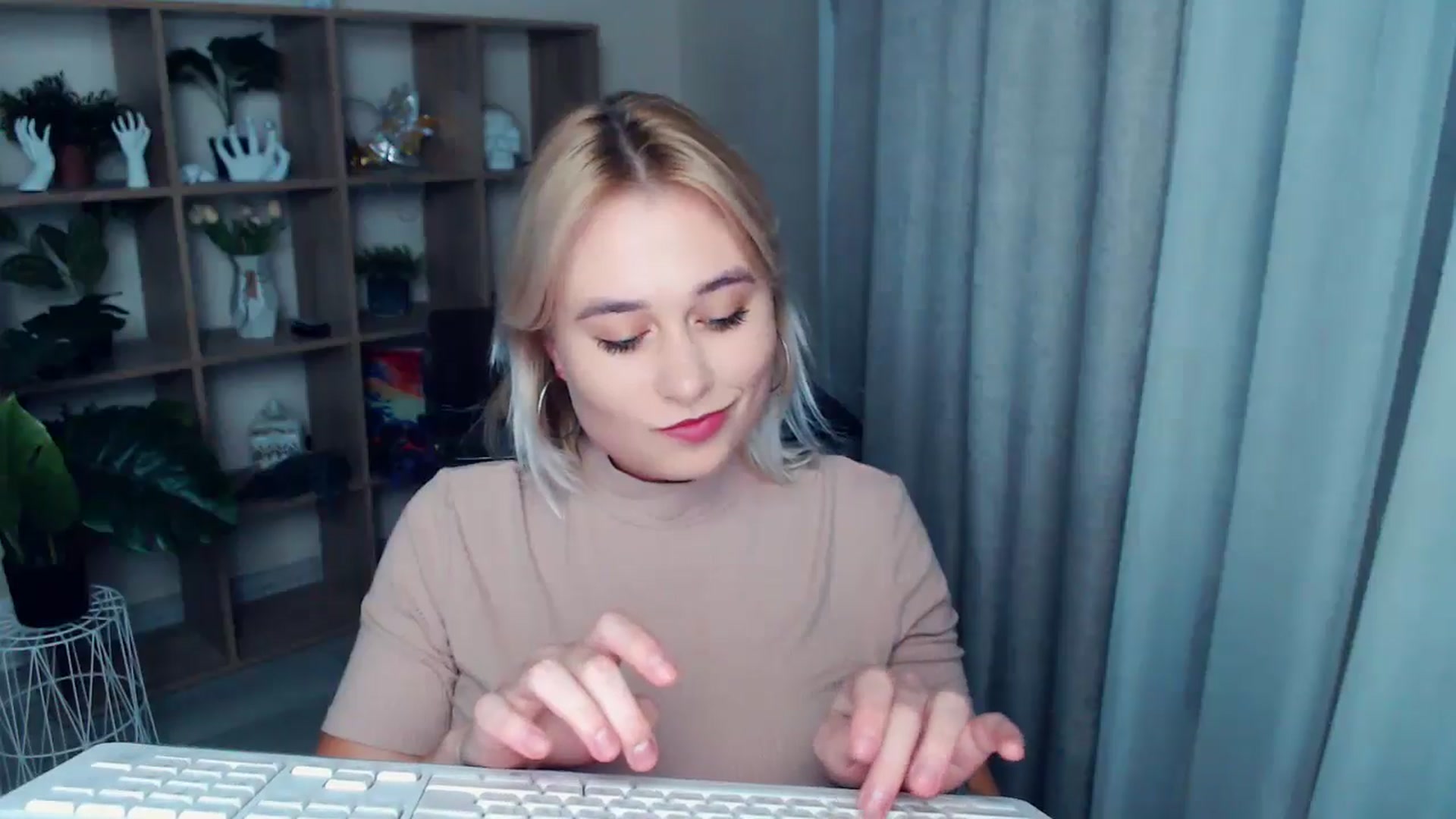 Gallery image thumbnail from Kukla_kolduna's myfreecams stream on, 10/24/2024, 17:59 image 15 of 20