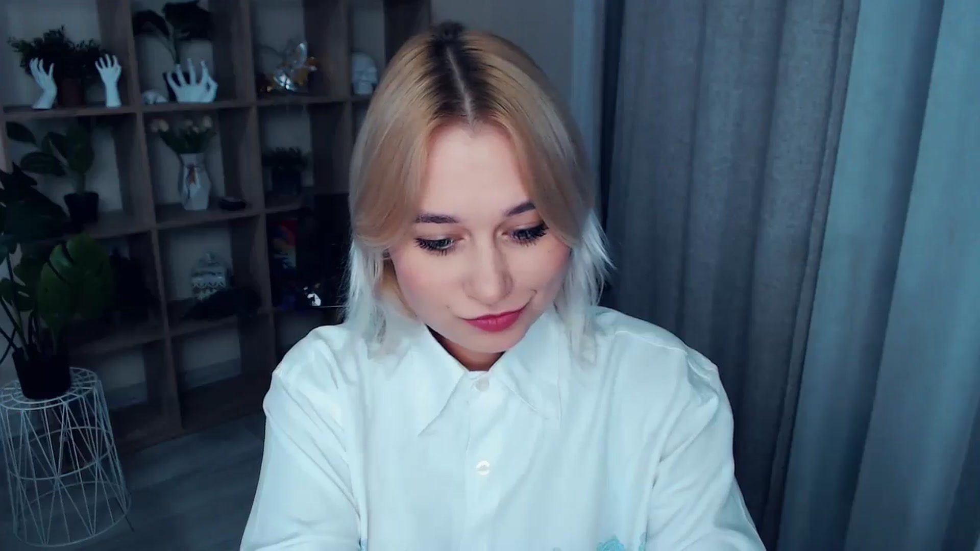 Gallery image thumbnail from Kukla_kolduna's myfreecams stream on, 10/26/2024, 18:17 image 9 of 20
