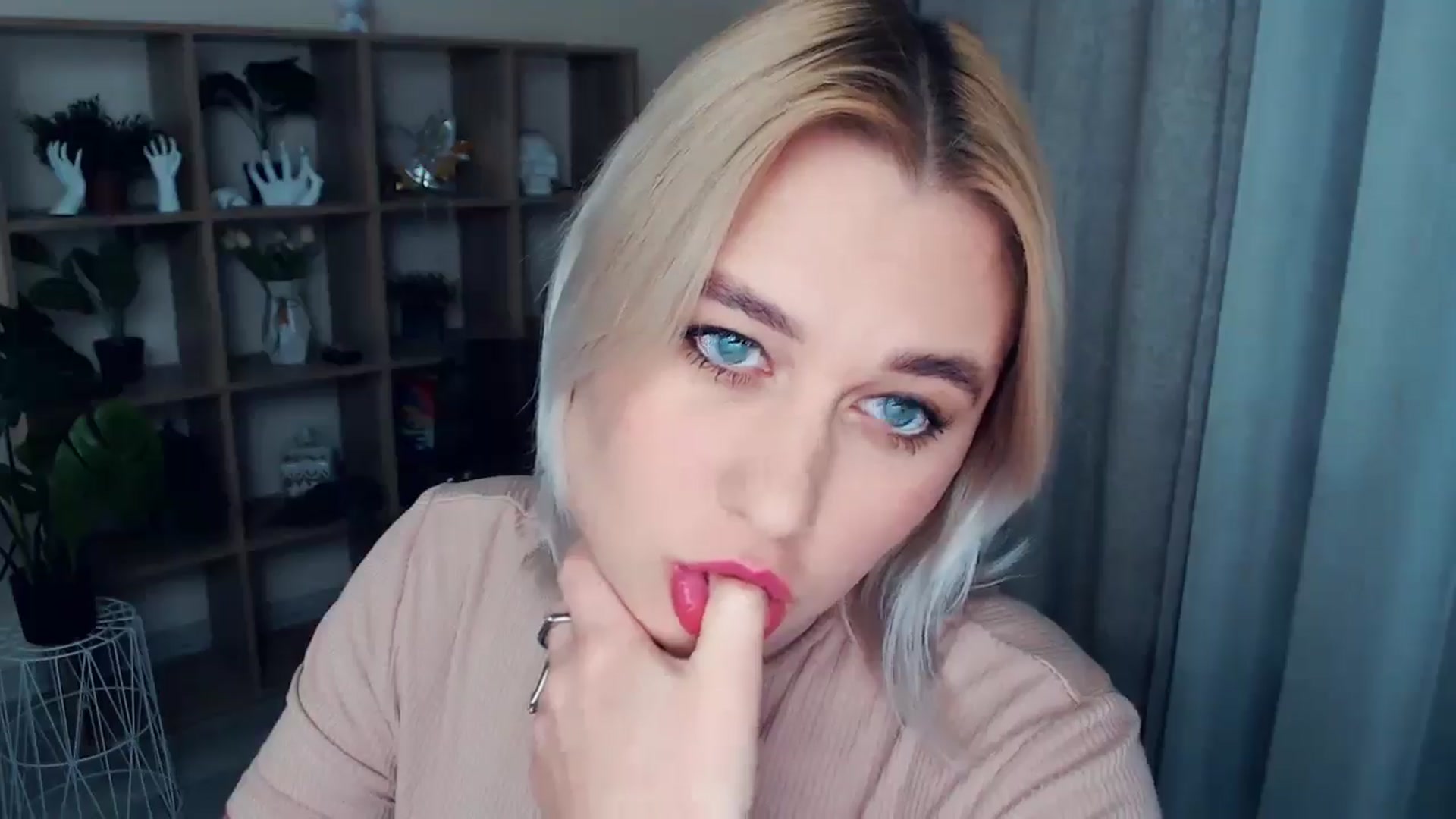 Gallery image thumbnail from Kukla_kolduna's myfreecams stream on, 10/27/2024, 18:30 image 6 of 20