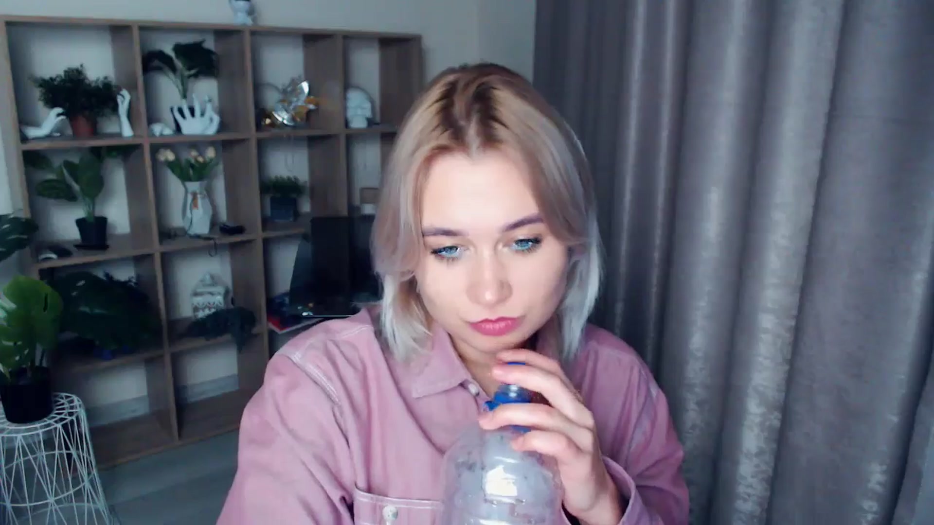 Gallery image thumbnail from Kukla_kolduna's myfreecams stream on, 11/15/2024, 18:45 image 16 of 20