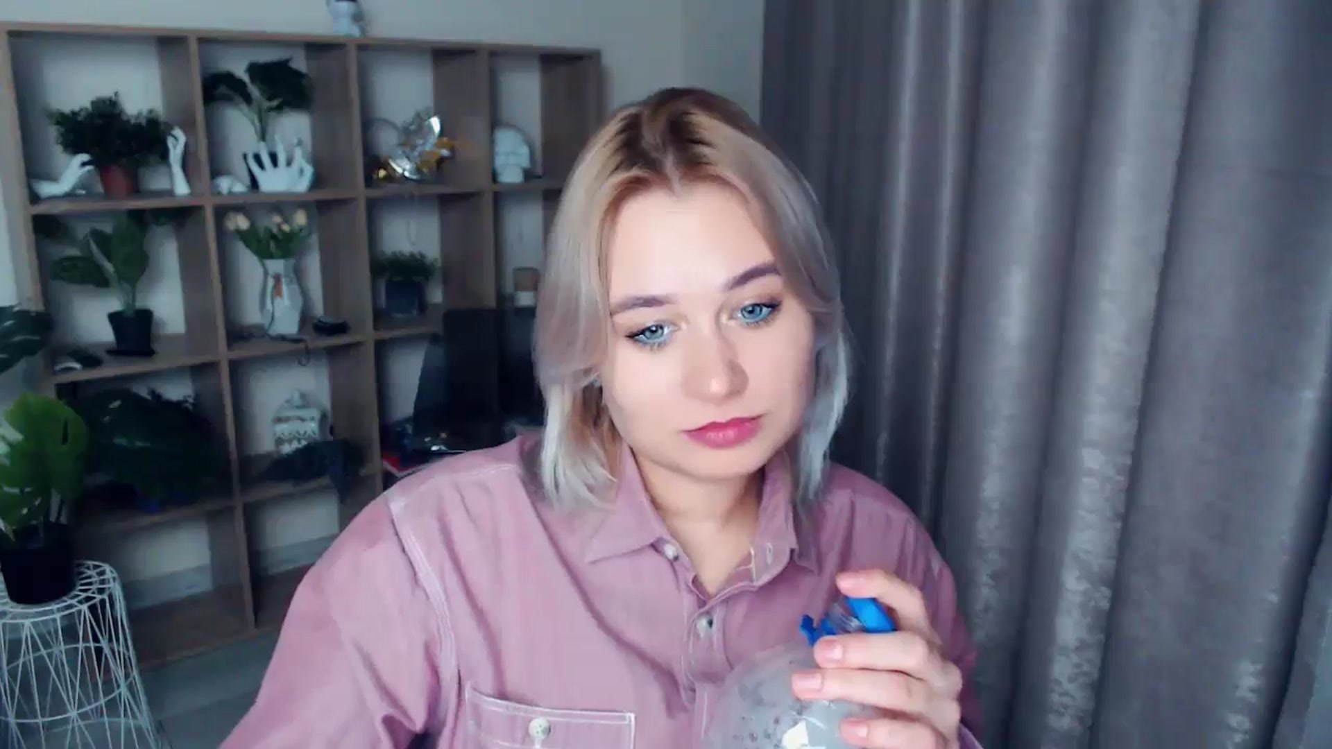 Gallery image thumbnail from Kukla_kolduna's myfreecams stream on, 11/15/2024, 18:45 image 17 of 20
