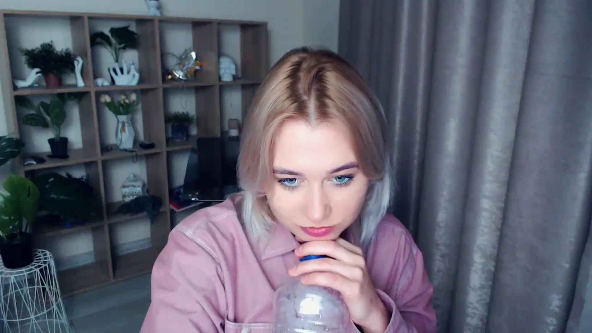 Gallery image thumbnail from Kukla_kolduna's myfreecams stream on, 11/15/2024, 18:45 image 15 of 20