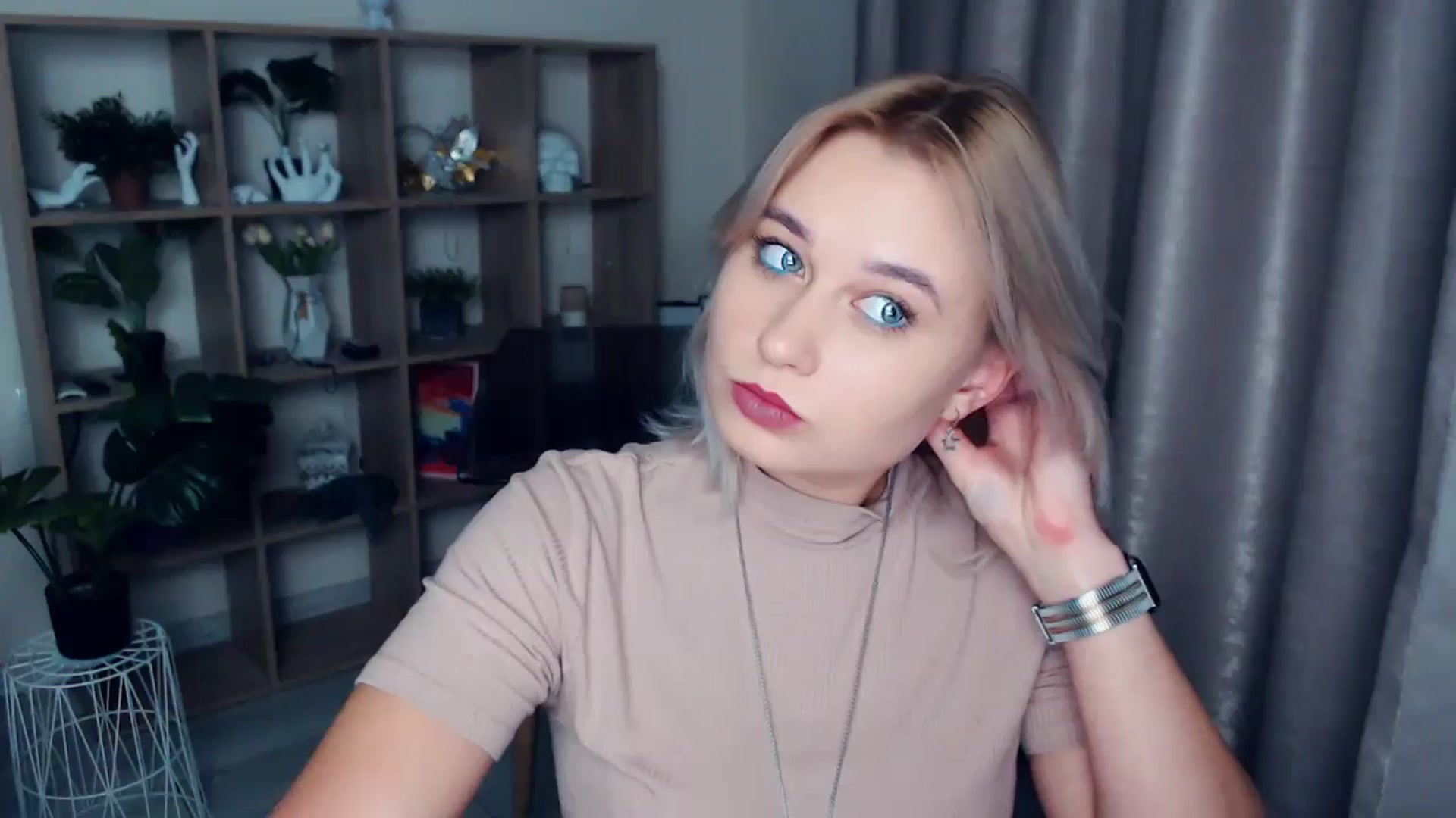 Gallery image thumbnail from Kukla_kolduna's myfreecams stream on, 11/17/2024, 16:58 image 5 of 20