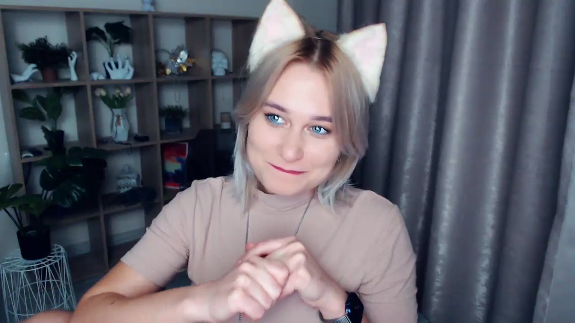 Gallery image thumbnail from Kukla_kolduna's myfreecams stream on, 11/17/2024, 16:58 image 10 of 20