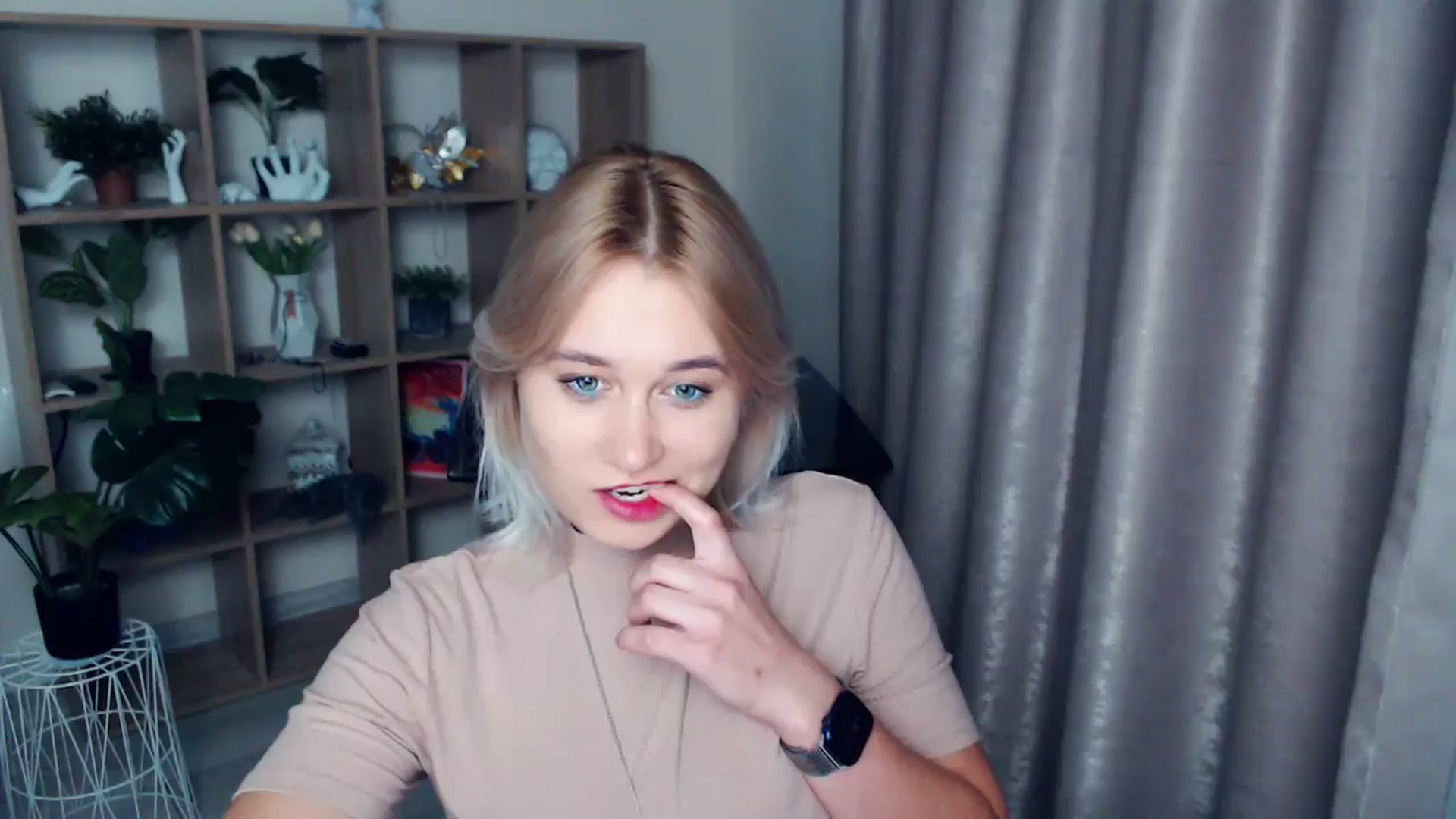 Gallery image thumbnail from Kukla_kolduna's myfreecams stream on, 11/17/2024, 18:33 image 8 of 20