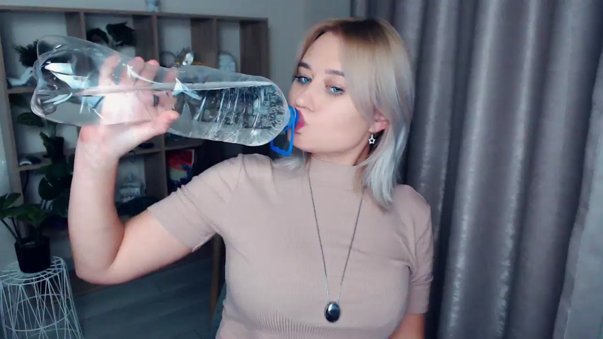 Gallery image thumbnail from Kukla_kolduna's myfreecams stream on, 11/17/2024, 18:33 image 12 of 20