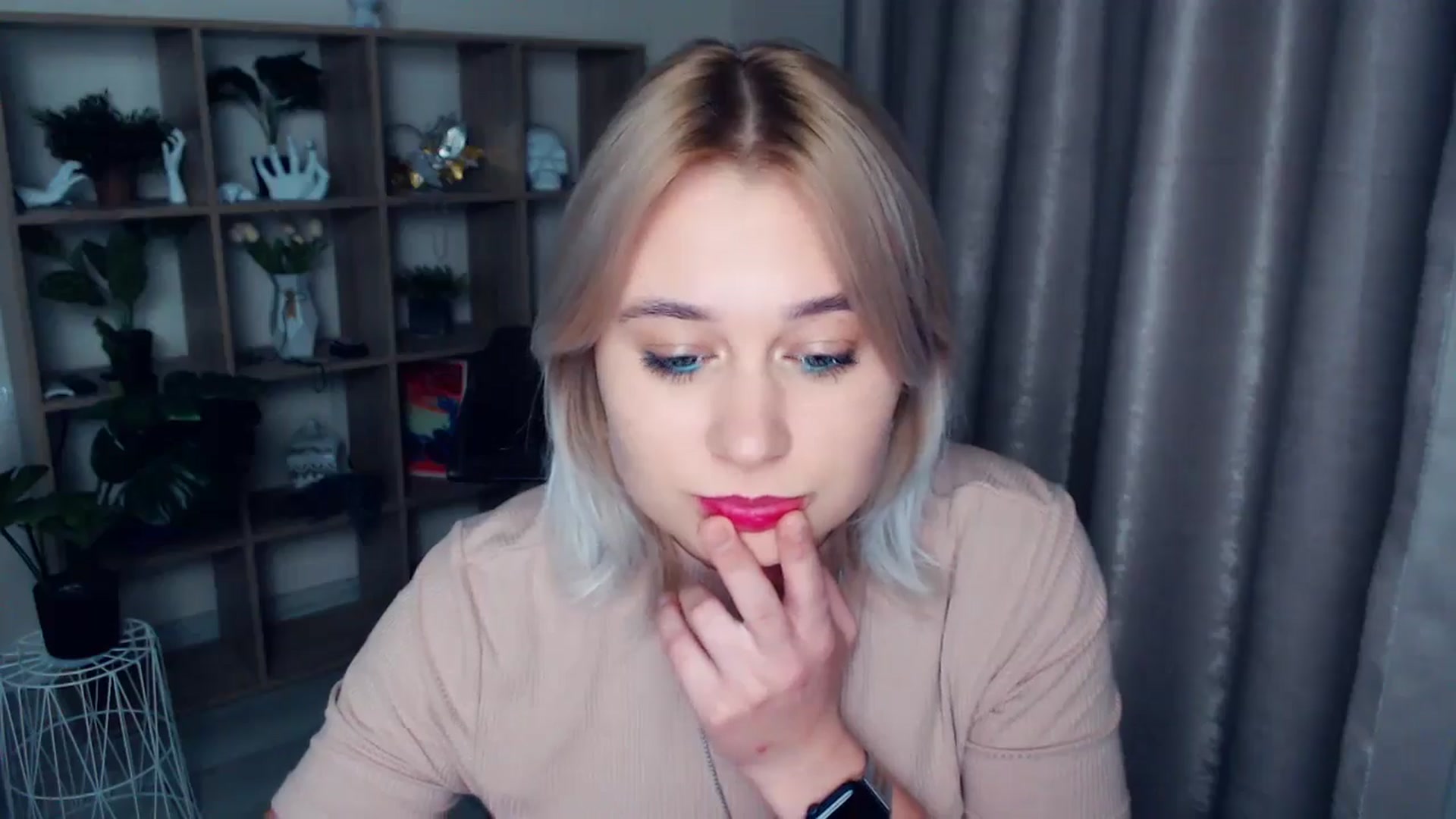 Gallery image thumbnail from Kukla_kolduna's myfreecams stream on, 11/17/2024, 18:33 image 11 of 20