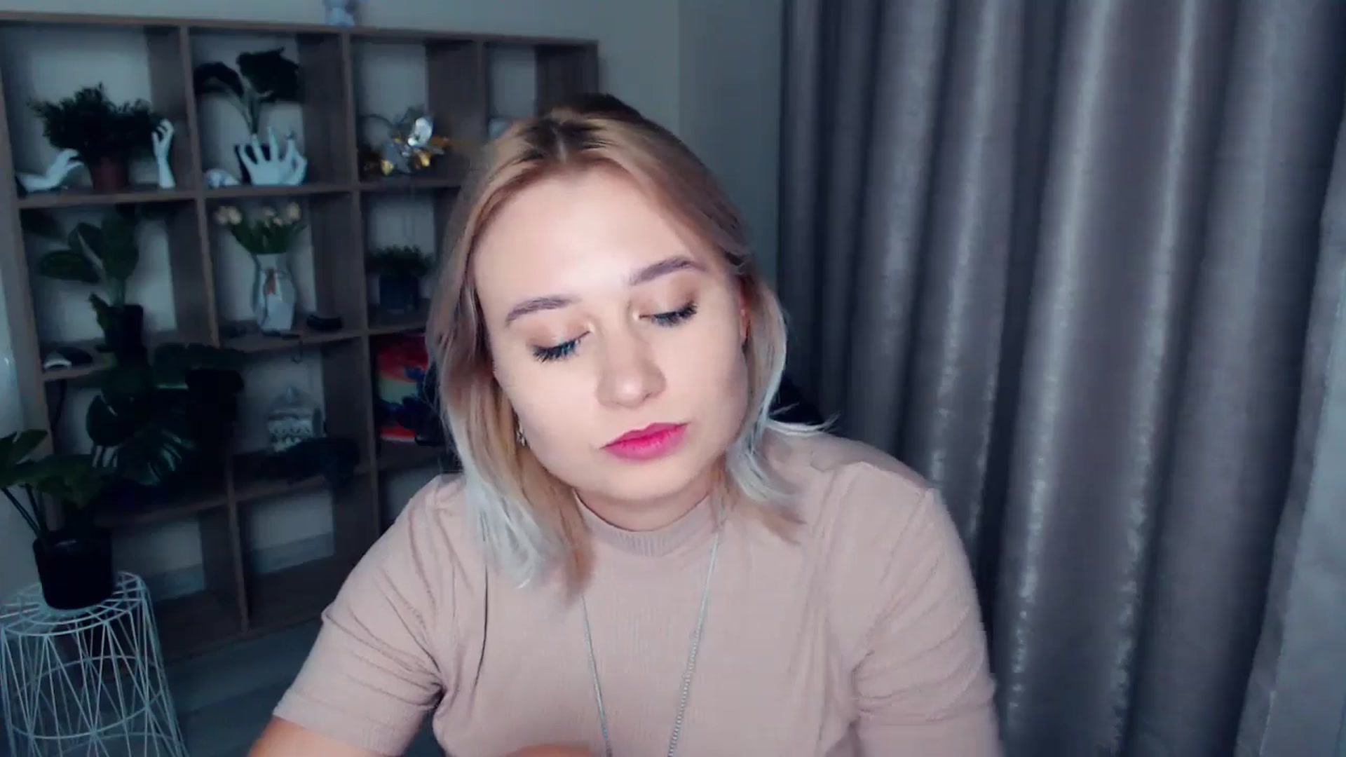 Gallery image thumbnail from Kukla_kolduna's myfreecams stream on, 11/17/2024, 18:33 image 13 of 20