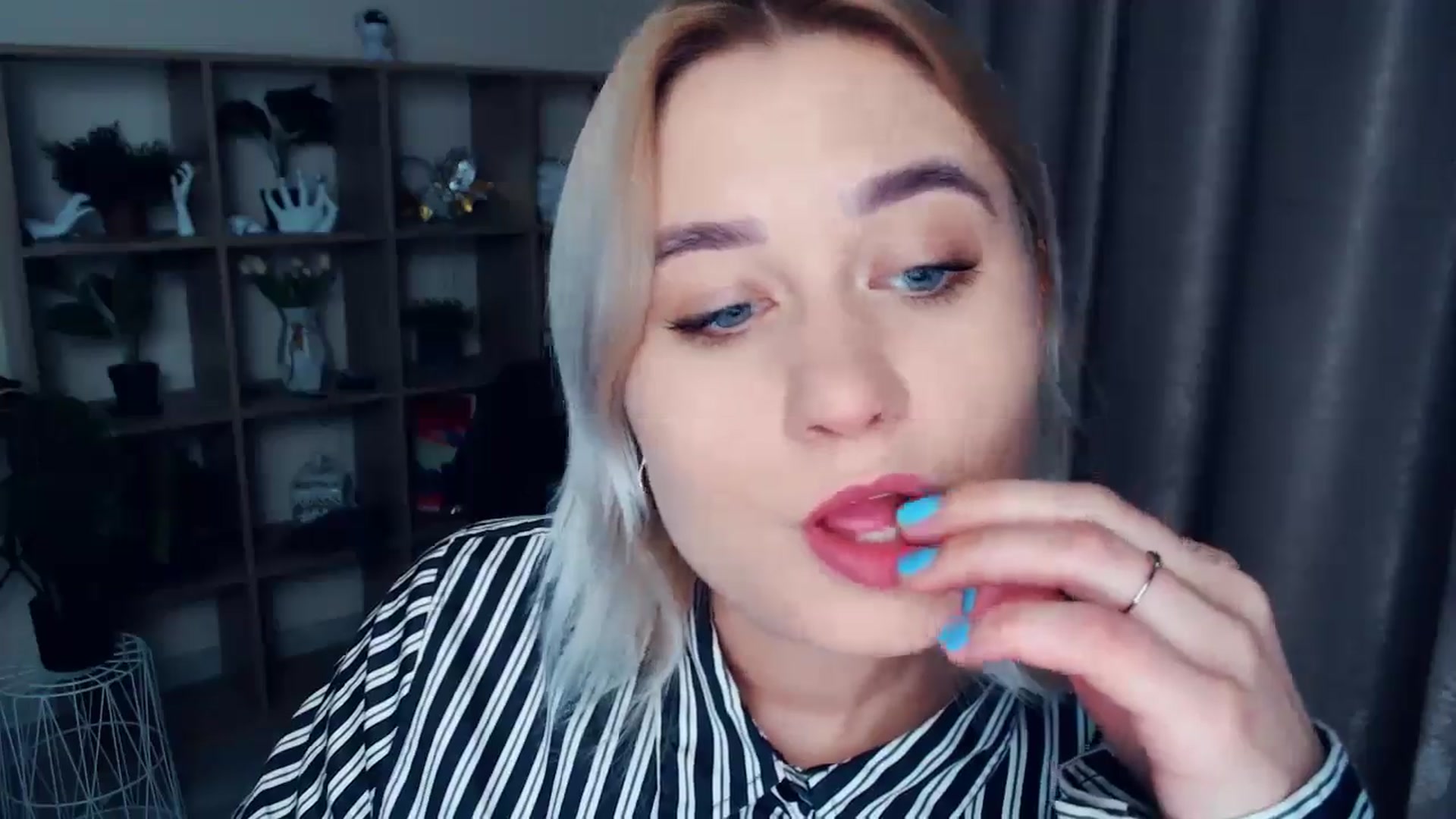 Gallery image thumbnail from Kukla_kolduna's myfreecams stream on, 11/21/2024, 15:11 image 14 of 20