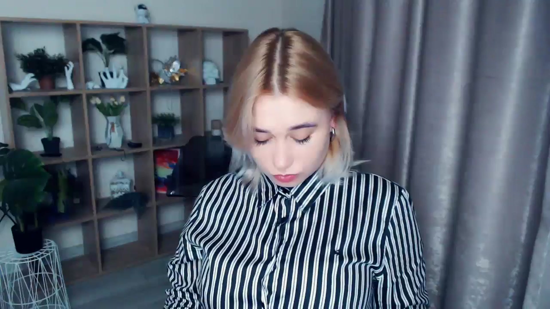 Gallery image thumbnail from Kukla_kolduna's myfreecams stream on, 11/21/2024, 15:11 image 6 of 20