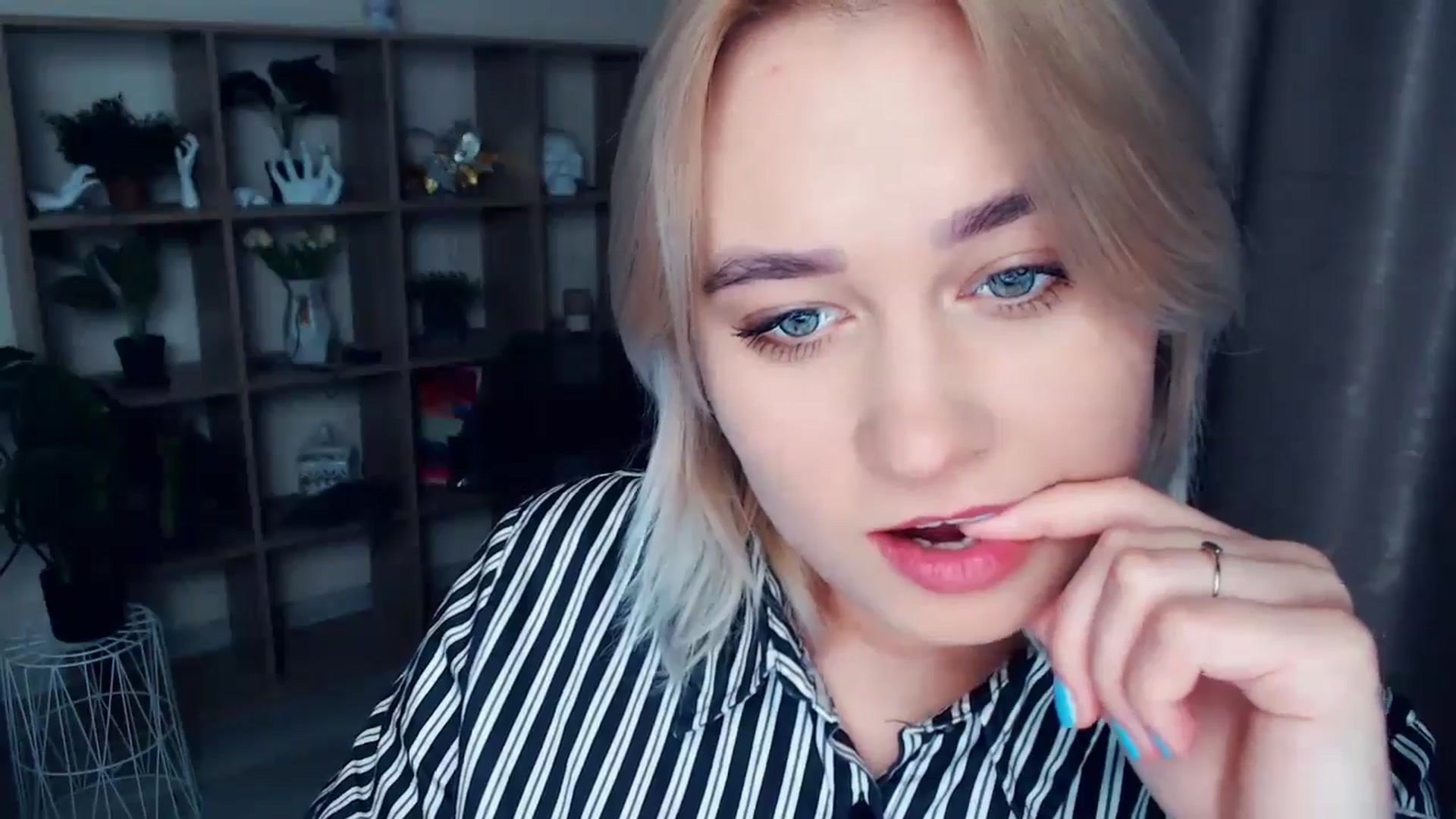 Gallery image thumbnail from Kukla_kolduna's myfreecams stream on, 11/21/2024, 16:51 image 17 of 20