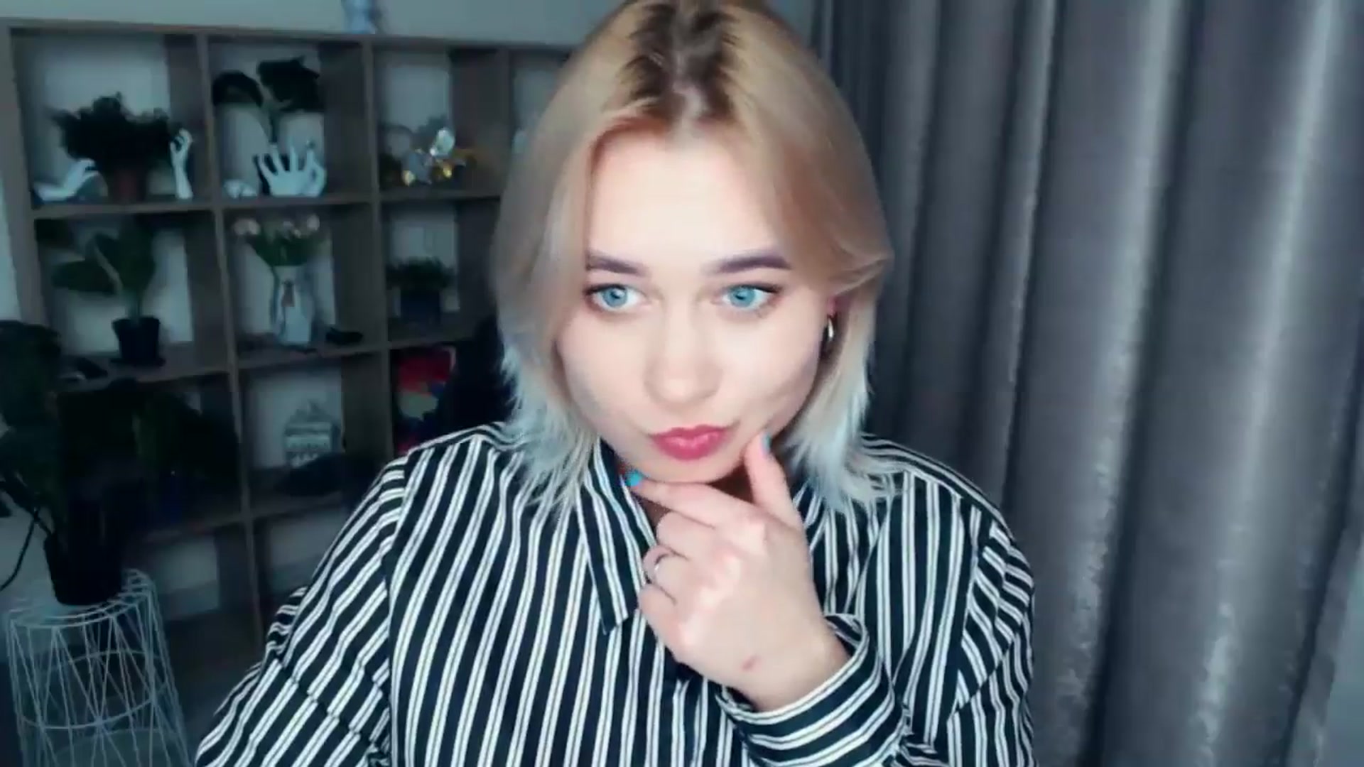 Gallery image thumbnail from Kukla_kolduna's myfreecams stream on, 11/21/2024, 19:12 image 19 of 20