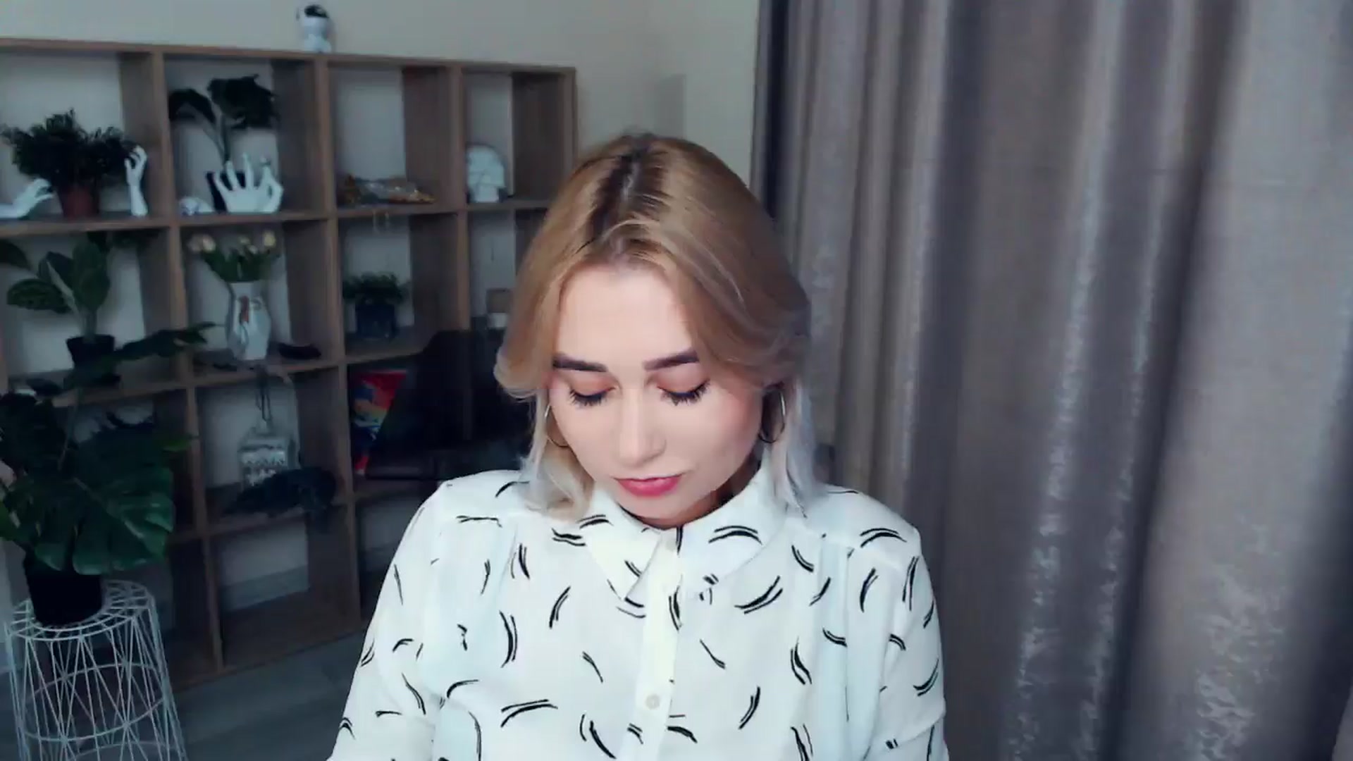 Gallery image thumbnail from Kukla_kolduna's myfreecams stream on, 11/26/2024, 16:42 image 12 of 20