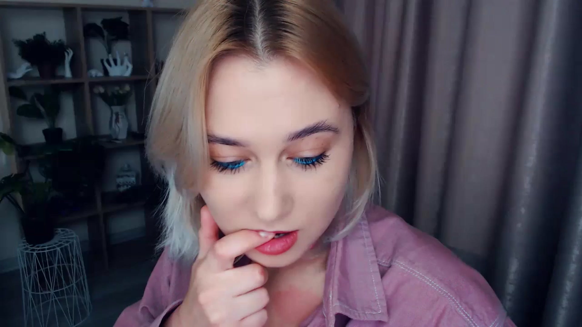 Gallery image thumbnail from Kukla_kolduna's myfreecams stream on, 11/30/2024, 13:16 image 12 of 20
