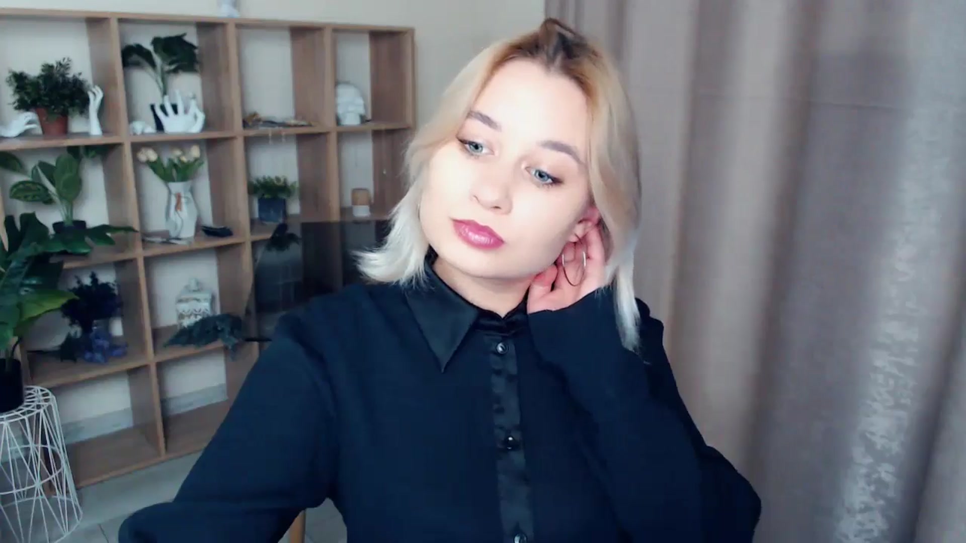 Gallery image thumbnail from Kukla_kolduna's myfreecams stream on, 12/14/2024, 18:02 image 16 of 20