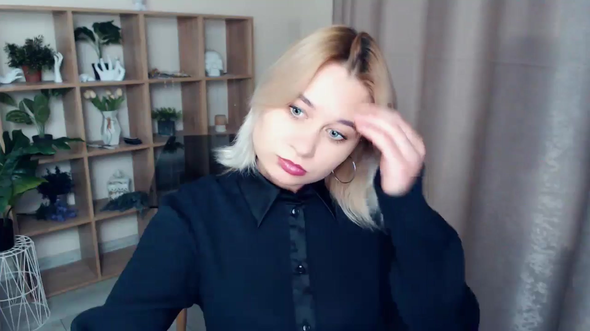 Gallery image thumbnail from Kukla_kolduna's myfreecams stream on, 12/14/2024, 18:02 image 17 of 20