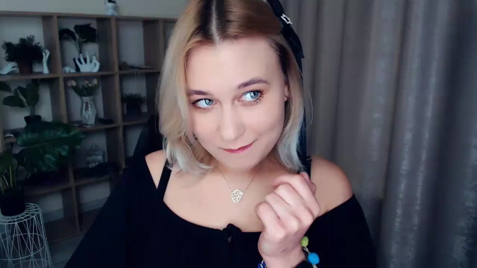 Gallery image thumbnail from Kukla_kolduna's myfreecams stream on, 12/15/2024, 15:24 image 5 of 20