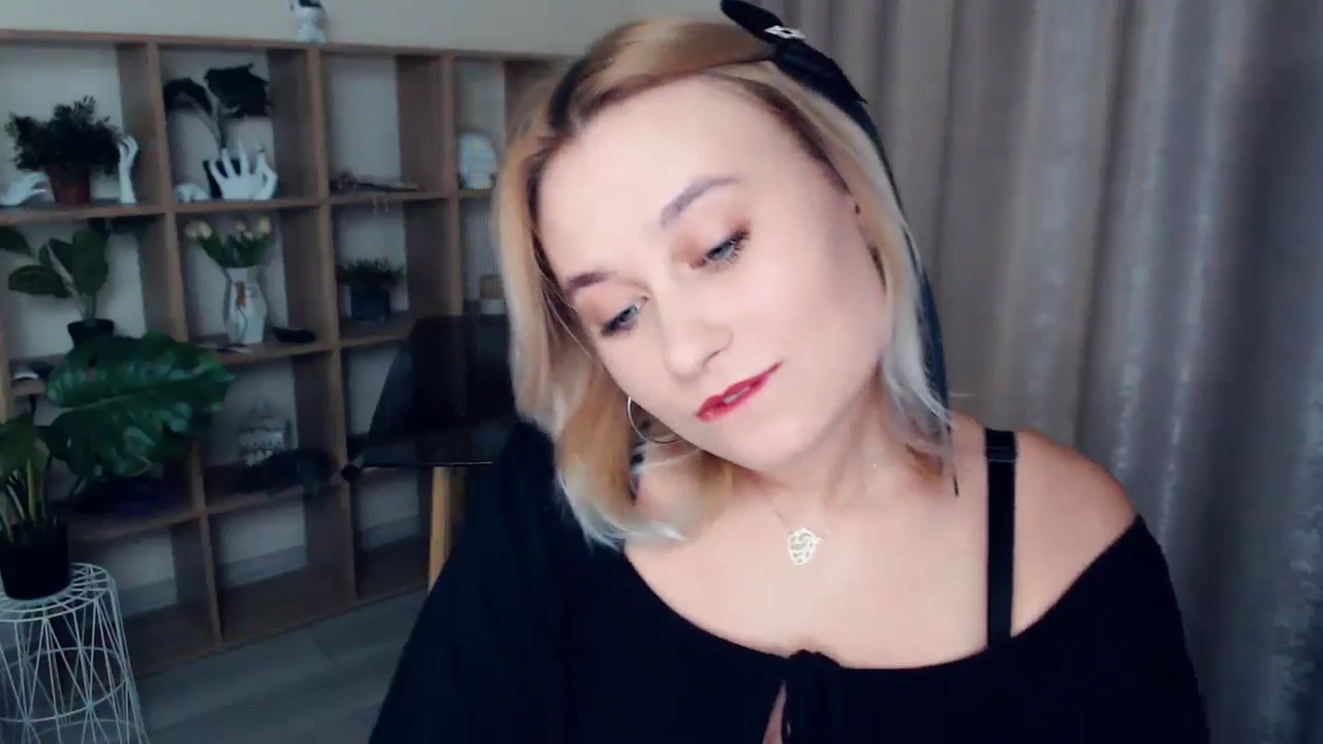 Gallery image thumbnail from Kukla_kolduna's myfreecams stream on, 12/15/2024, 15:24 image 2 of 20