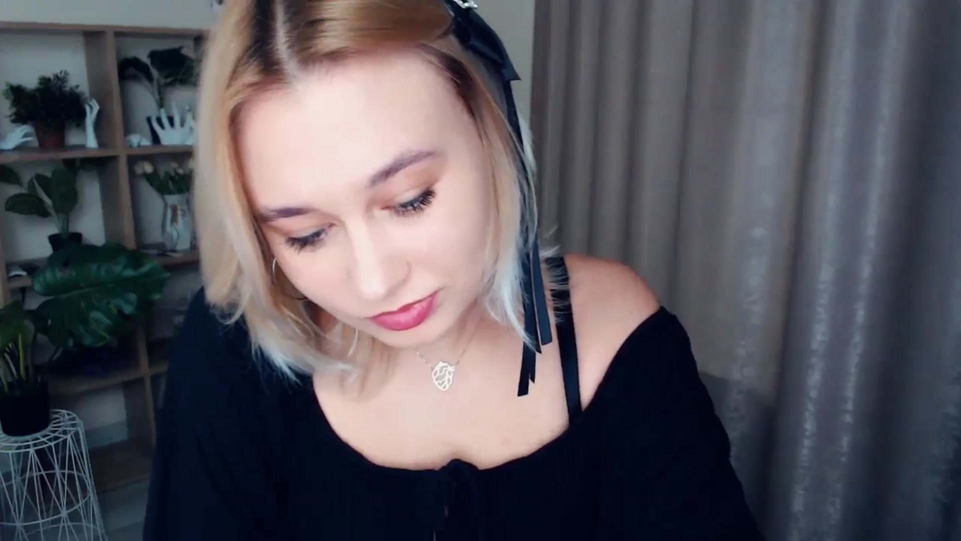 Gallery image thumbnail from Kukla_kolduna's myfreecams stream on, 12/15/2024, 15:24 image 8 of 20